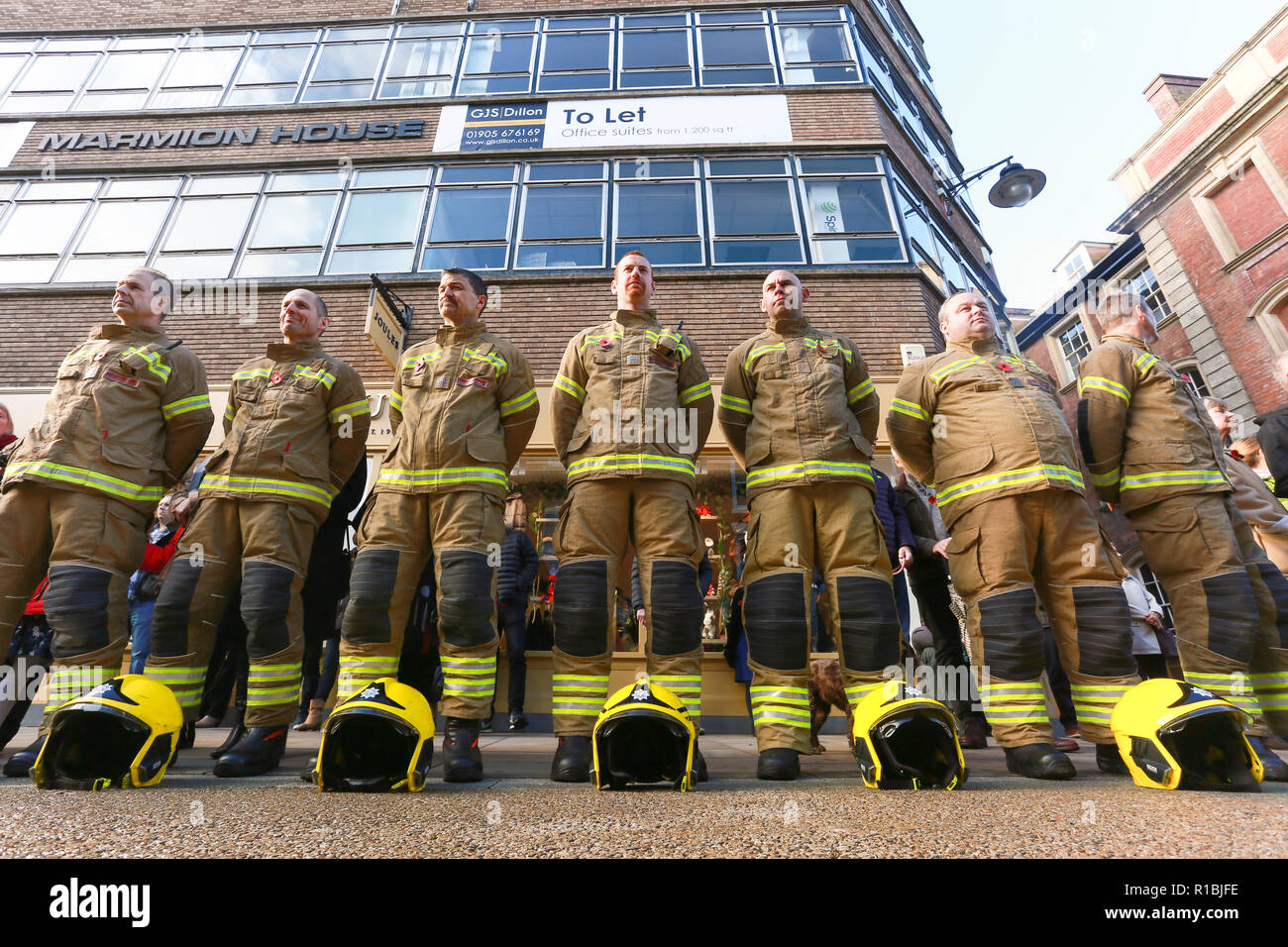 Worcester, Royaume-Uni. 11 novembre, 2018. La fin de la Première Guerre mondiale, est célébré à la Cathédrale de Worcester. Les membres du service d'incendie et de sauvetage de Worcestershire au garde. Peter Lopeman/Alamy Live News Banque D'Images