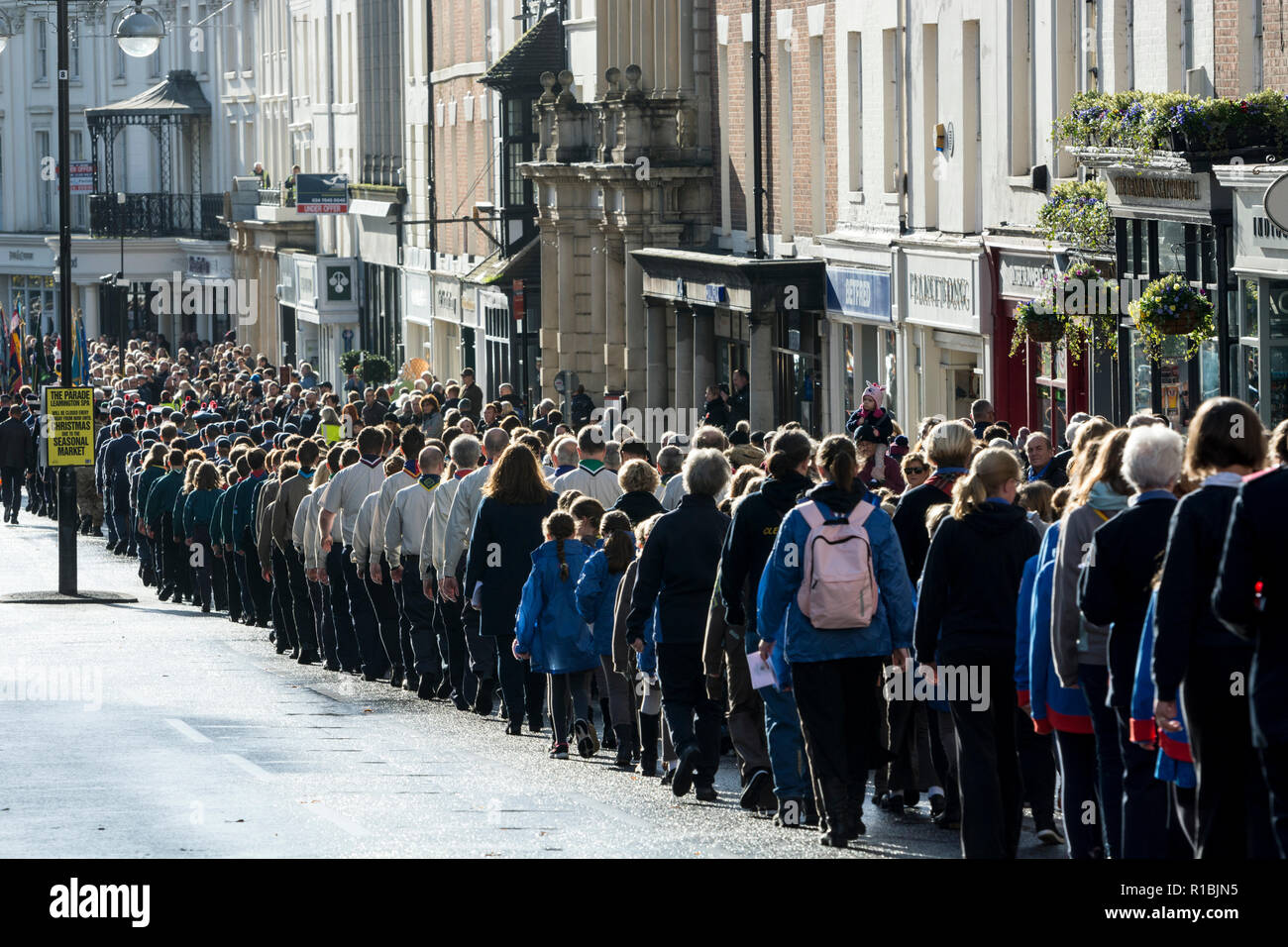 Leamington Spa, Warwickshire, Royaume-Uni. 11Th Nov, 2018. UK. Le défilé du jour du Souvenir procède par Leamington Spa town centre vers le monument aux morts à Euston Lieu où un service a eu lieu. Crédit : Colin Underhill/Alamy Live News Banque D'Images