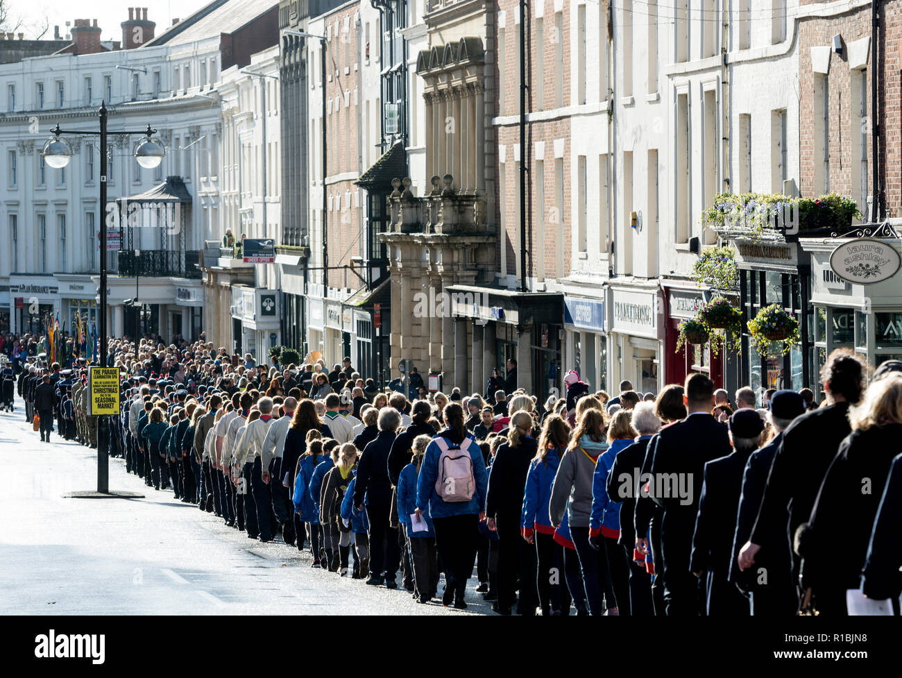 Leamington Spa, Warwickshire, Royaume-Uni. 11Th Nov, 2018. UK. Le défilé du jour du Souvenir procède par Leamington Spa town centre vers le monument aux morts à Euston Lieu où un service a eu lieu. Crédit : Colin Underhill/Alamy Live News Banque D'Images