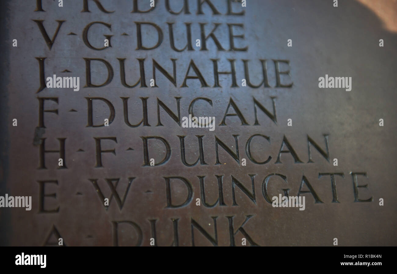 Brighton UK 11 novembre 2018 - Les noms des frères Duncan de Brighton qui sont morts dans la Première Guerre mondiale à l'acte de commémoration publique tenue à Brighton War Memorial . Il est aujourd'hui les 100 ans de la fin de la Première Guerre mondiale le 11 novembre 1918 . Photographie prise par Simon Dack Crédit : Simon Dack/Alamy Live News Banque D'Images