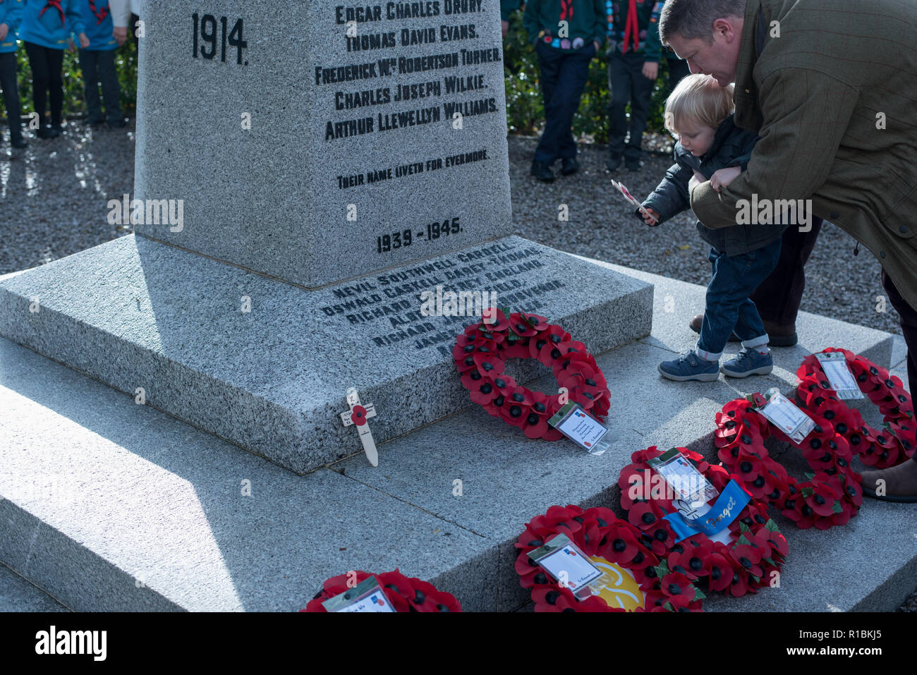 Lisvane, Cardiff, Pays de Galles, Royaume-Uni. 11Th Nov, 2018. Le petit village de Lisvane maintenant à la périphérie de Cardiff a perdu 5 hommes (Edgar a Charles Drury d. 1 avril 1916 Thomas David Evans, d. 5 août 1917 Frederick William Robertson Turner, d. 5 août 1916 Charles Joseph Wilkie, d .19 octobre 1916 Arthur Llewellyn Williams, d. 4 novembre 1918 de 20). Aujourd'hui marque le 100e anniversaire de l'armistice signé par les parties et des centaines se sont réunis au monument de la guerre comme dans les villages, villes et citiesthe monde entier, pour rendre hommage à ceux qui ont donné leurs lendemains pour notre aujourd'hui. Crédit : IAN Banque D'Images