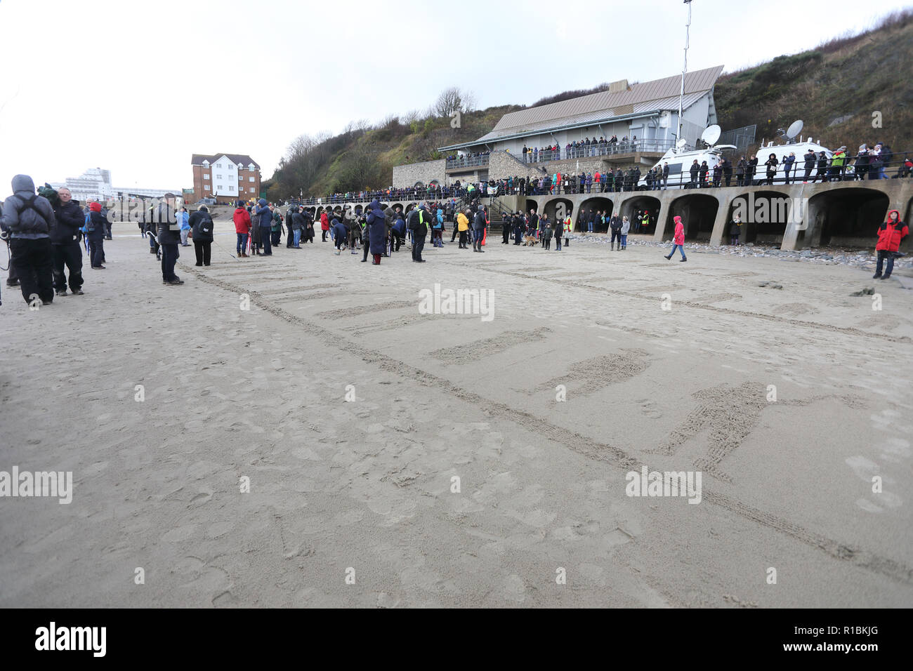Folkestone, Kent, UK. 11Th Nov, 2018. Les membres du public s'est joint à l'aide des pochoirs pour faire 100 lignes de vies perdues dans les guerres, à Folkestone, Kent, le 11 novembre 2018, marquant le centenaire de l'Armistice : Crédit Monica Wells/Alamy Live News Banque D'Images