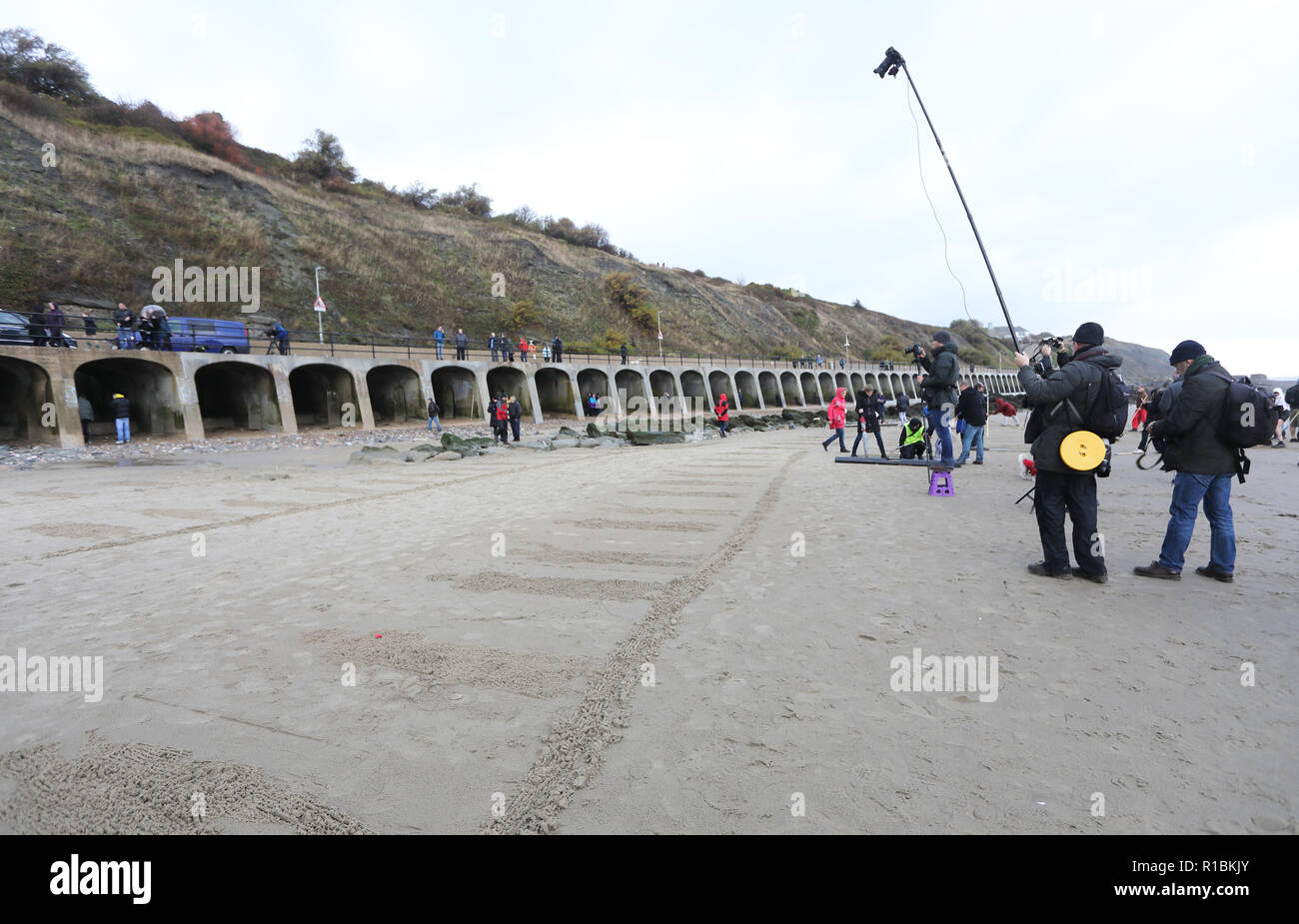 Folkestone, Kent, UK. 11Th Nov, 2018. Les membres du public s'est joint à l'aide des pochoirs pour faire 100 lignes de vies perdues dans les guerres, à Folkestone, Kent, le 11 novembre 2018, marquant le centenaire de l'Armistice : Crédit Monica Wells/Alamy Live News Banque D'Images