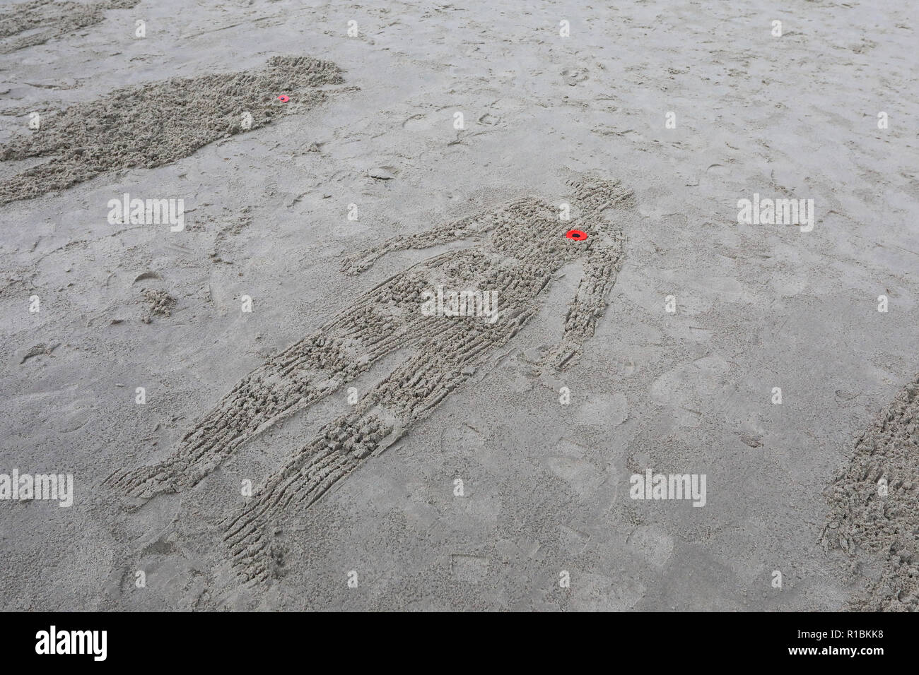 Folkestone, Kent, UK. 11Th Nov, 2018. Les membres du public s'est joint à l'aide des pochoirs pour faire 100 lignes de vies perdues dans les guerres, à Folkestone, Kent, le 11 novembre 2018, marquant le centenaire de l'Armistice : Crédit Monica Wells/Alamy Live News Banque D'Images