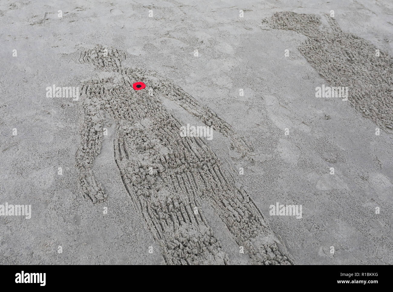 Folkestone, Kent, UK. 11Th Nov, 2018. Les membres du public s'est joint à l'aide des pochoirs pour faire 100 lignes de vies perdues dans les guerres, à Folkestone, Kent, le 11 novembre 2018, marquant le centenaire de l'Armistice : Crédit Monica Wells/Alamy Live News Banque D'Images
