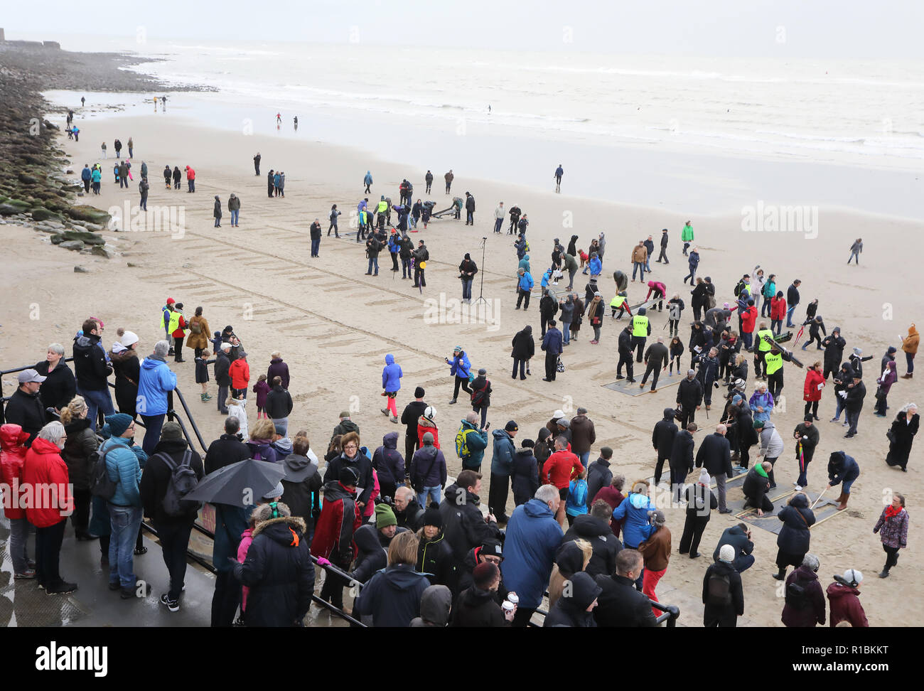 Folkestone, Kent, UK. 11Th Nov, 2018. Les membres du public s'est joint à l'aide des pochoirs pour faire 100 lignes de vies perdues dans les guerres, à Folkestone, Kent, le 11 novembre 2018, marquant le centenaire de l'Armistice : Crédit Monica Wells/Alamy Live News Banque D'Images