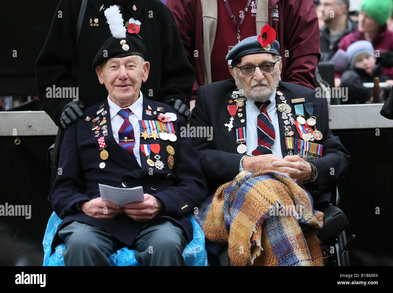 Manchester, UK. 11Th Nov 2018. Anciens combattants d'un conflit, les membres des forces canadiennes et des membres de la public de prendre part au service du souvenir marquant 100 ans depuis la fin de la SECONDE GUERRE MONDIALE !. Le Cénotaphe, Manchester, 11 novembre 2018 (C)Barbara Cook/Alamy Live News Banque D'Images