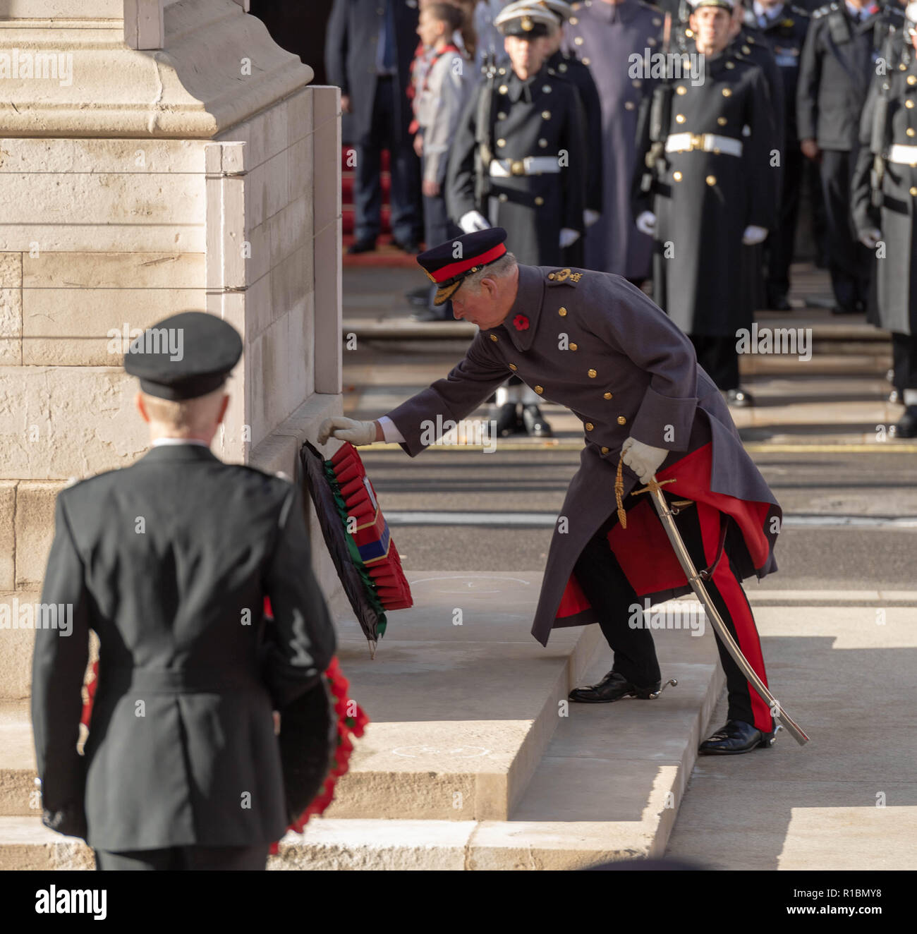 London UK, 11 novembre 2018 Le Service national du souvenir au monument de la guerre, Londres le Dimanche du souvenir en présence de Sa Majesté la Reine, le premier ministre, Theresa May, anciens premiers ministres, ministres et représentants de l'Commenwealth S.A.R. Le Prince Chrles dépose une couronne de S.A.R. le Prince Charles dépose une couronne de Ian Davidson Crédit/Alamy Live News Banque D'Images