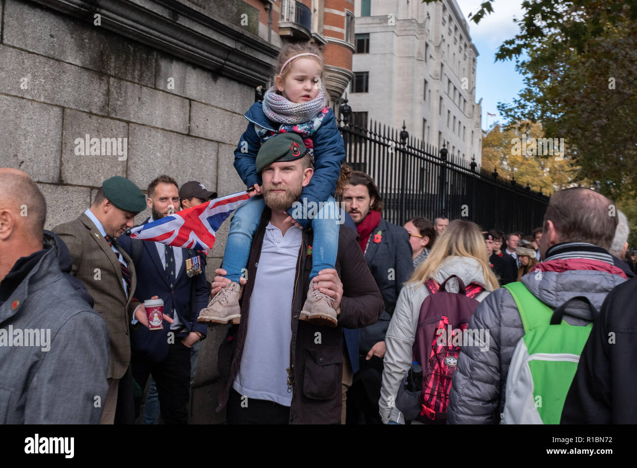 London UK, 11 Novembre 2018 : de longues files d'attente de personnes qui fréquentent le Service national du souvenir au monument de la guerre, à Londres, le Dimanche du souvenir. Crédit : à vue/Photographique Alamy Live News Banque D'Images