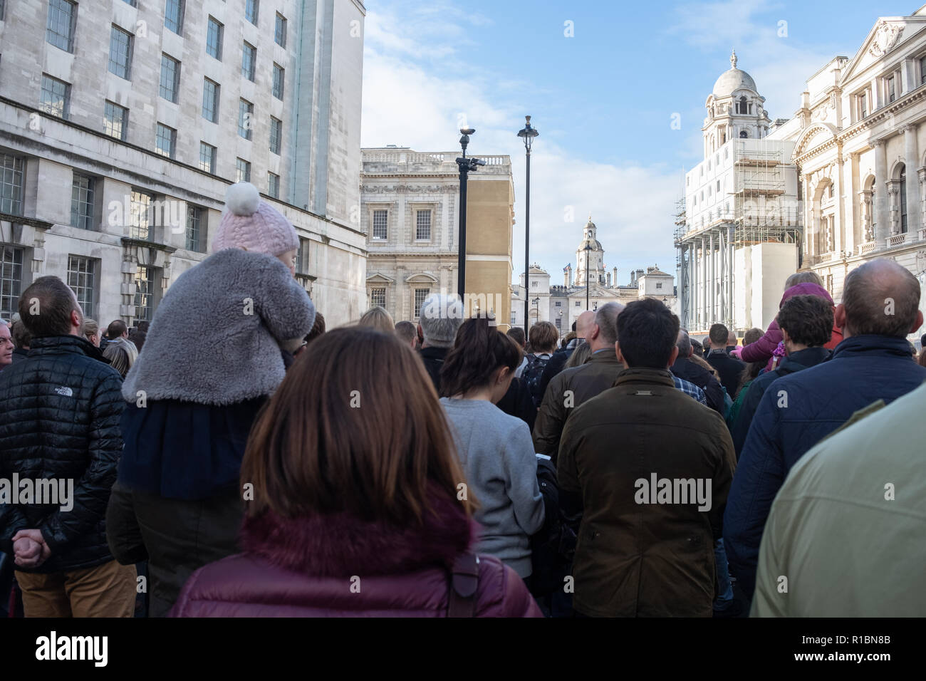 London UK, 11 Novembre 2018 : de longues files d'attente de personnes qui fréquentent le Service national du souvenir au monument de la guerre, à Londres, le Dimanche du souvenir. Crédit : à vue/Photographique Alamy Live News Banque D'Images