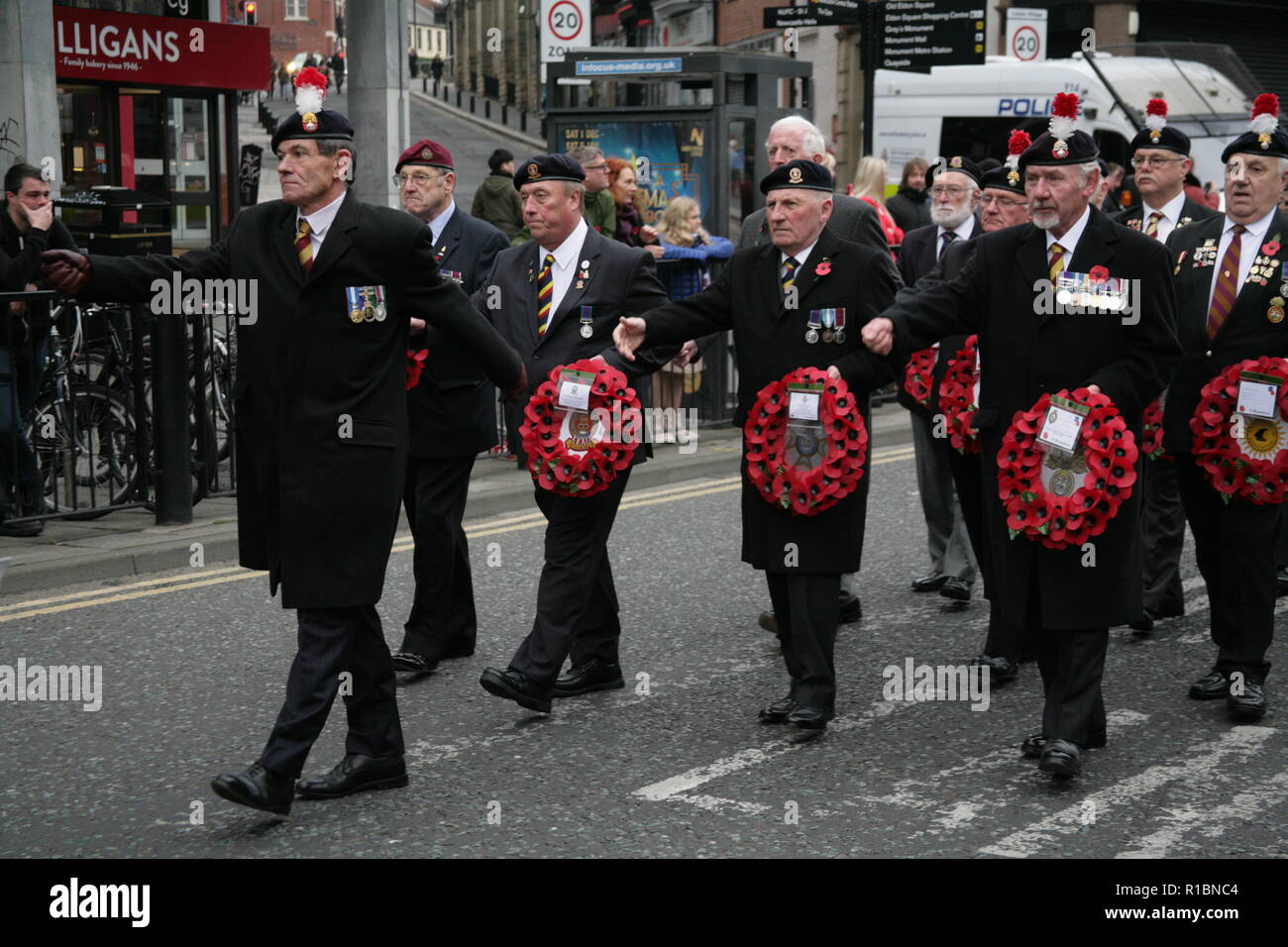 Newcastle, Royaume-Uni. 11Th Nov, 2018. Le jour de l'Armistice - Anciens combattants, militaires, Bande de Régiment Royal Fusiliers, Maire de Newcastle en partie Dimanche du souvenir Parade & dépôt de gerbe au Monument commémoratif de guerre & Réponse vieux Eldon Square, Newcastle upon Tyne. David Whinham/Alamy Live News Credit Banque D'Images