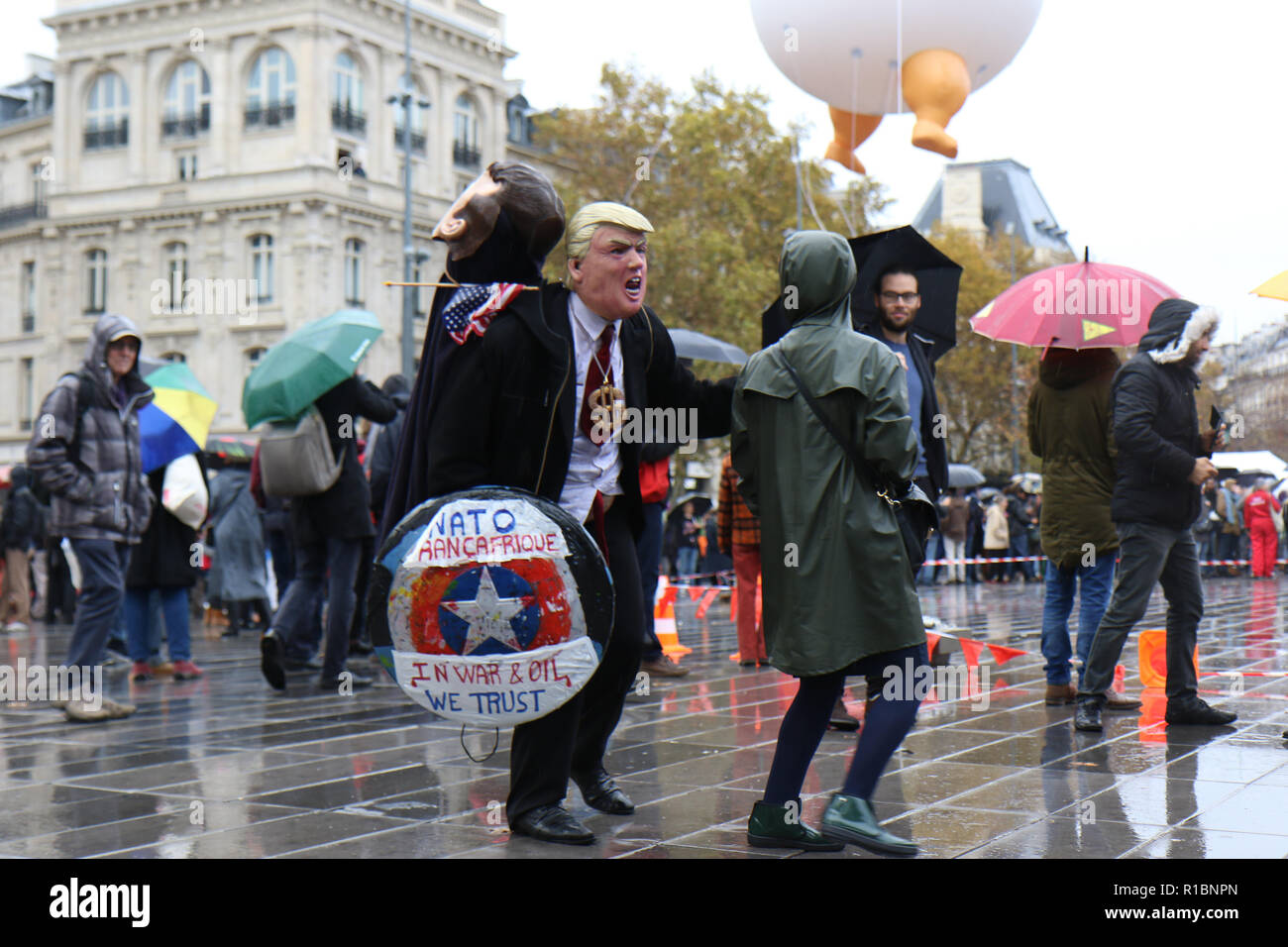 Paris, France. 11Th Nov 2018.- Un manifestant dans un masque d'Atout s'engage avec d'autres à la place de la République à Paris lors d'une démonstration d'Atout. Crédit : Justin Johnson/Alamy Live News Banque D'Images