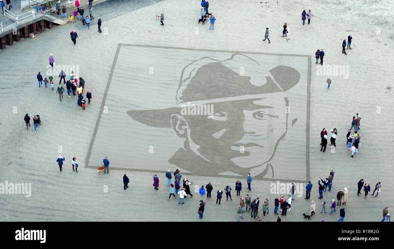 Pages de la mer. 11Th Nov, 2018. Le visage du Soldat Stanley McDougall gravées sur le rivage de plage de Weymouth dans le cadre de Pages de l'événement de mer, Dorset. Photo par Paul Hoskins et Justin Glynn (CAA) sous licence Banque D'Images