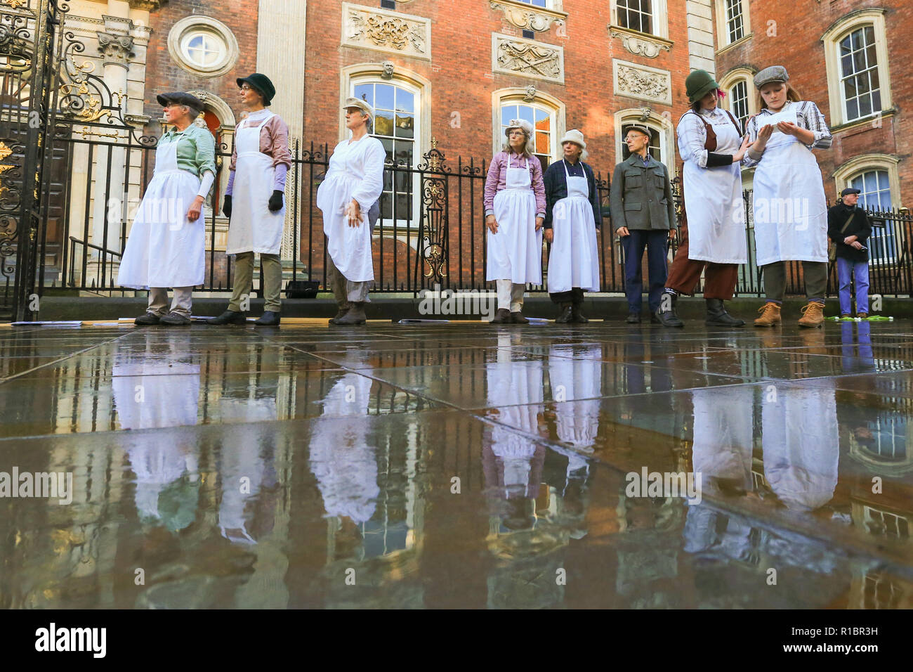 Worcester, Royaume-Uni. 11 novembre, 2018. Membres de Dancefest effectuer la Révolution tranquille, une pièce chorégraphiée représentant le front intérieur et féministe sort pendant la Première Guerre mondiale. Peter Lopeman/Alamy Live News Banque D'Images