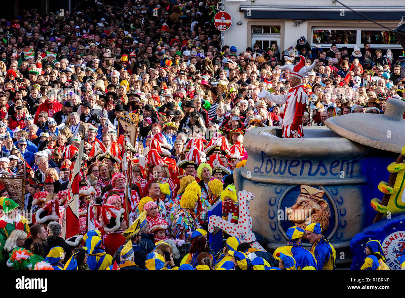 Düsseldorf, Allemagne. 11 novembre 2018. La saison de carnaval allemand commence traditionnellement à 11 minutes passé 11 heures le 11 novembre et qui aujourd'hui coïncide avec le centenaire du jour de l'Armistice, la fin de la Première Guerre mondiale. Photo : 51Nord/Alamy Live News Banque D'Images