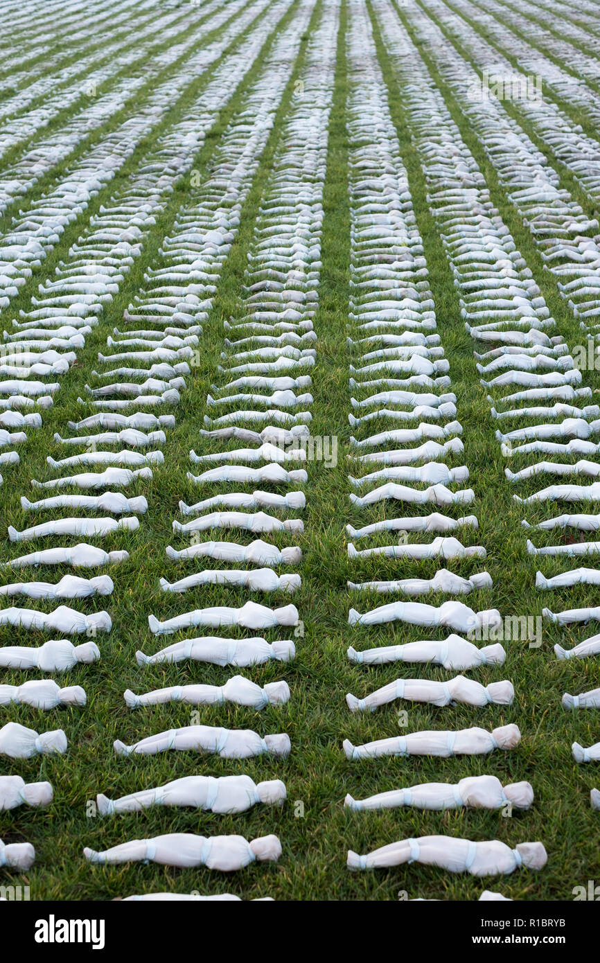 Stratford, London, UK. 11 novembre 2018. L'installation de l'artiste Rob entendu représentant les soldats de la Première Guerre mondiale. Des dizaines de milliers de chiffres enveloppées à Parc olympique de Londres pour marquer le centenaire de la fin de la Première Guerre mondiale. Chacune des 12 pouces modèle représente l'un des 72 396 combattants du Commonwealth Britannique tué dans la somme sans tombe connue. Au total, plus d'un million de soldats ont été tués ou blessés pendant la bataille de la Somme 1916.. Crédit : Mike Abrahams/Alamy Live News Banque D'Images