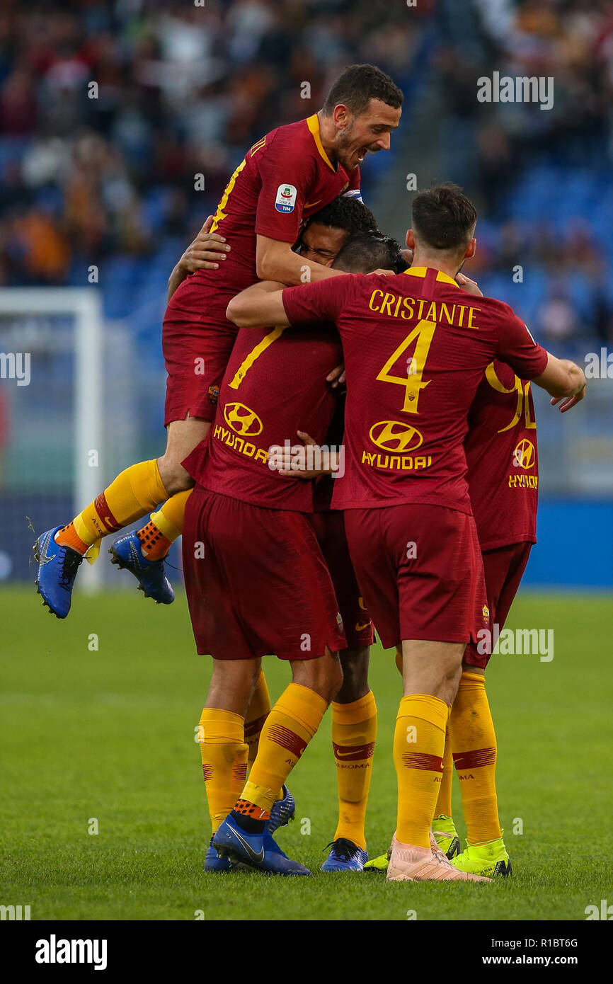 11 novembre 2018, Stadio Olimpico, Rome, Italie, Serie A Football, Roma contre Sampdoria ; Stephan El Shaarawy de Roma est célébré par ses coéquipiers après avoir marqué son premier but pour 3-0 dans la 72e minute Banque D'Images