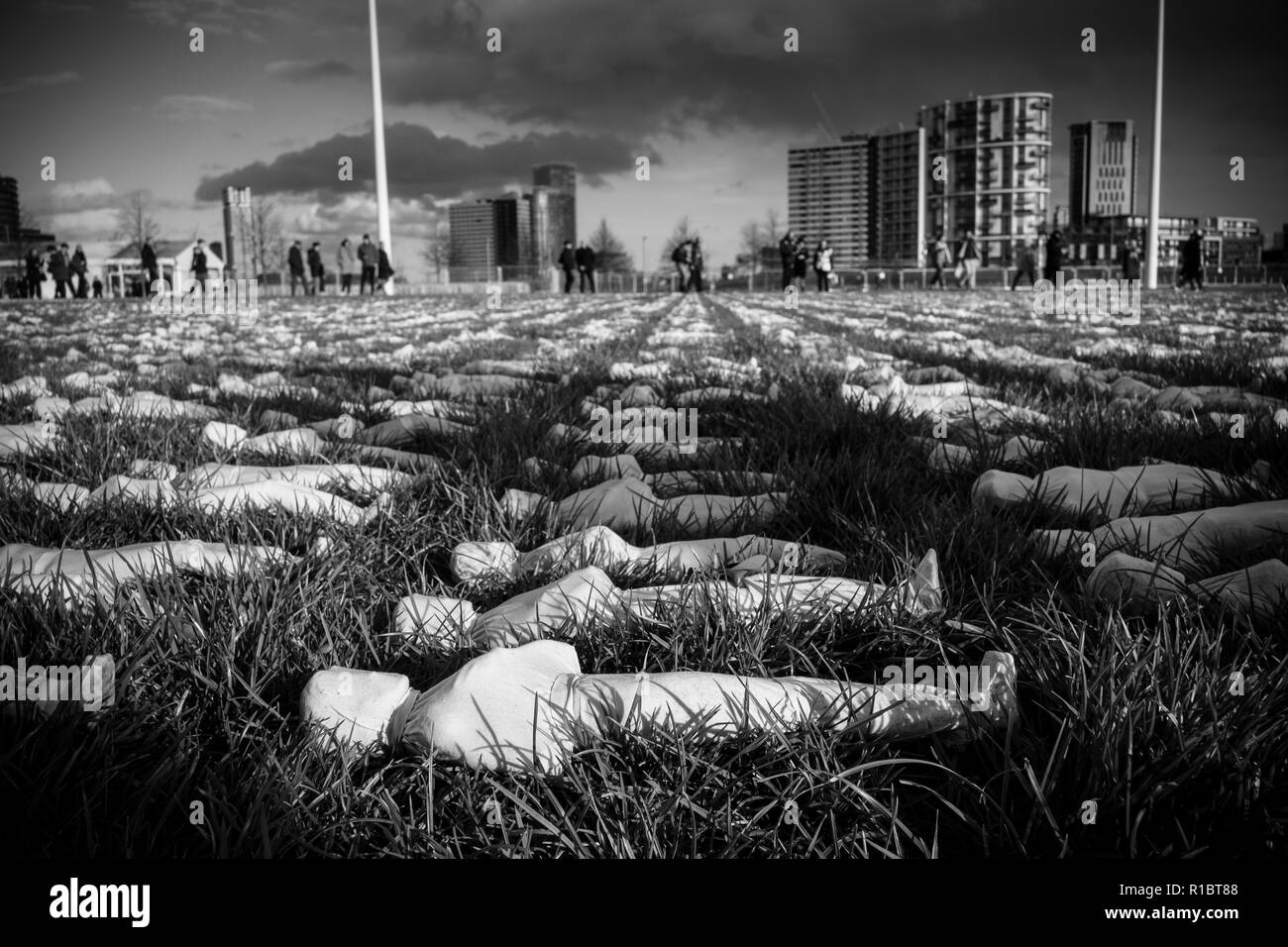 Stratford, London, UK. 11 novembre 2018. L'installation de l'artiste Rob entendu représentant les soldats de la Première Guerre mondiale. Des dizaines de milliers de chiffres enveloppées à Parc olympique de Londres pour marquer le centenaire de la fin de la Première Guerre mondiale. Chacune des 12 pouces modèle représente l'un des 72 396 combattants du Commonwealth Britannique tué dans la somme sans tombe connue. Au total, plus d'un million de soldats ont été tués ou blessés pendant la bataille de la Somme 1916.. Crédit : Mike Abrahams/Alamy Live News Banque D'Images