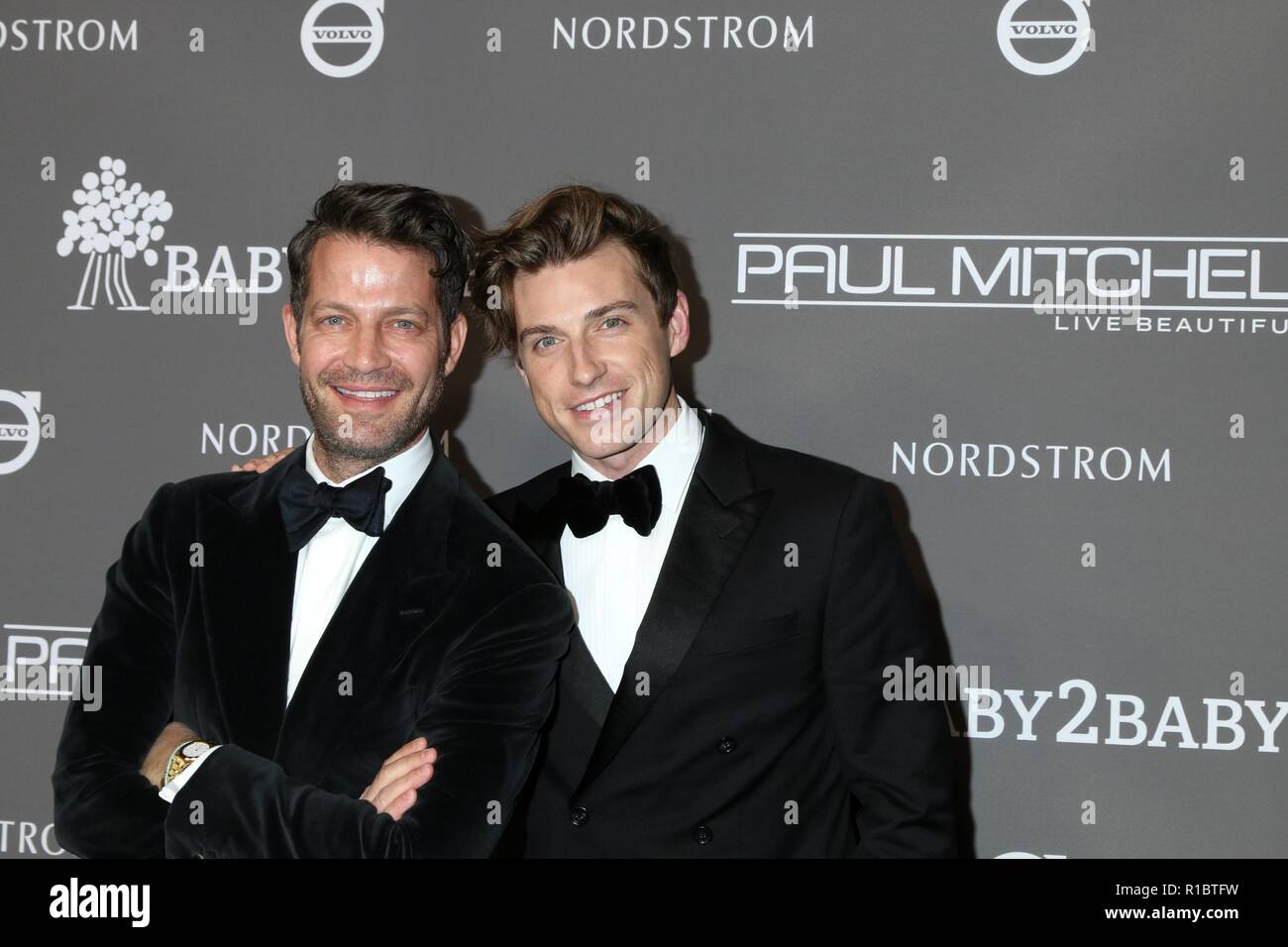 Culver City, CA. 10 Nov, 2018. Nate Berkus, Jérémie Brant aux arrivées de 2018 Baby2Baby et Gala Giving Tree prix présenté par Paul Mitchell, 3Labs, ou 8461 Warner Drive LLC, Culver City, CA, le 10 novembre 2018. Credit : Priscilla Grant/Everett Collection/Alamy Live News Banque D'Images
