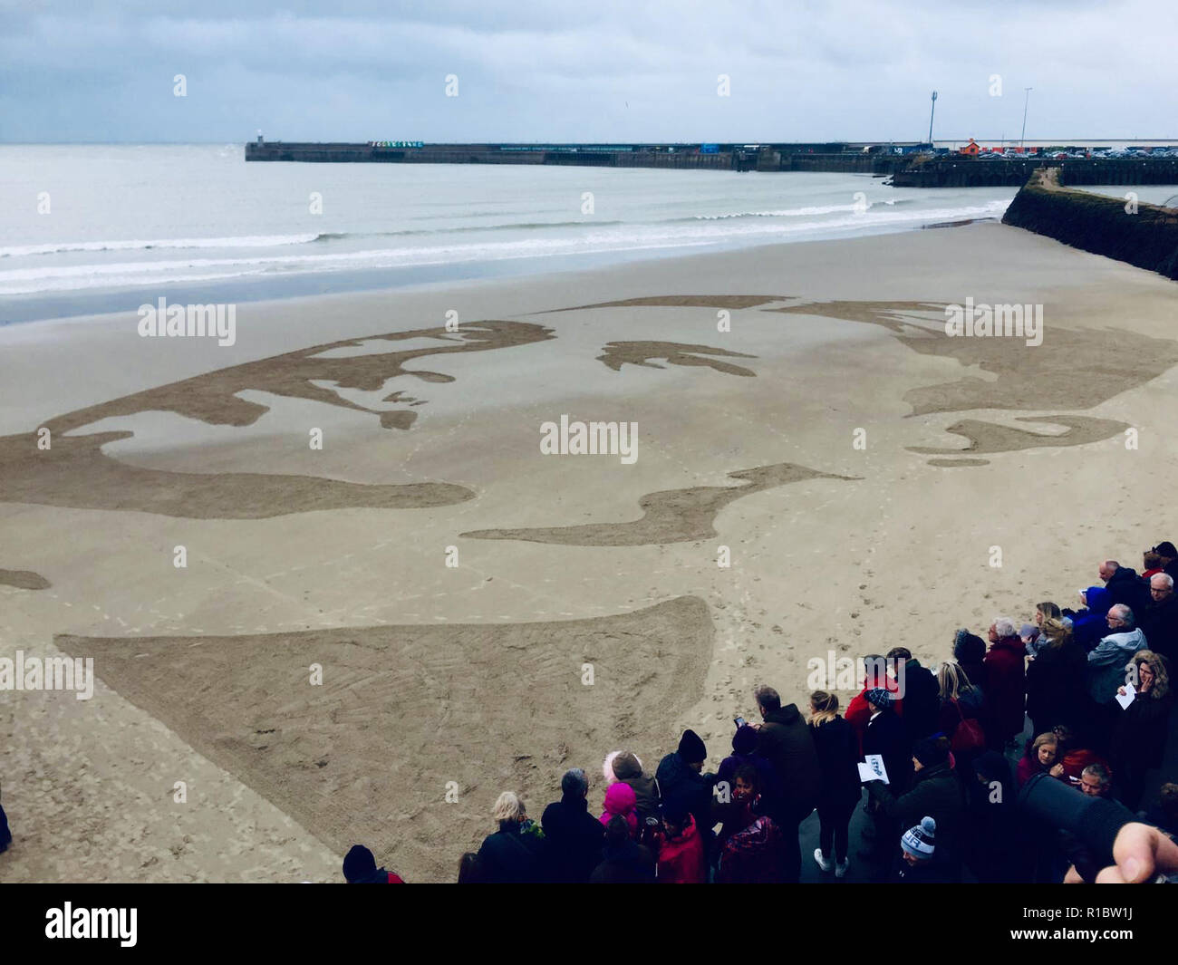 Coquelles (France). 11Th Nov 2018. Danny Boyle's Portrait de sable sur la plage de sable ensoleillée à Coquelles pour le 100 e anniversaire de la fin de la Seconde Guerre mondiale 1. Wilfred Owen's portrait dans le sable Crédit : nobleIMAGES/Alamy Live News Banque D'Images