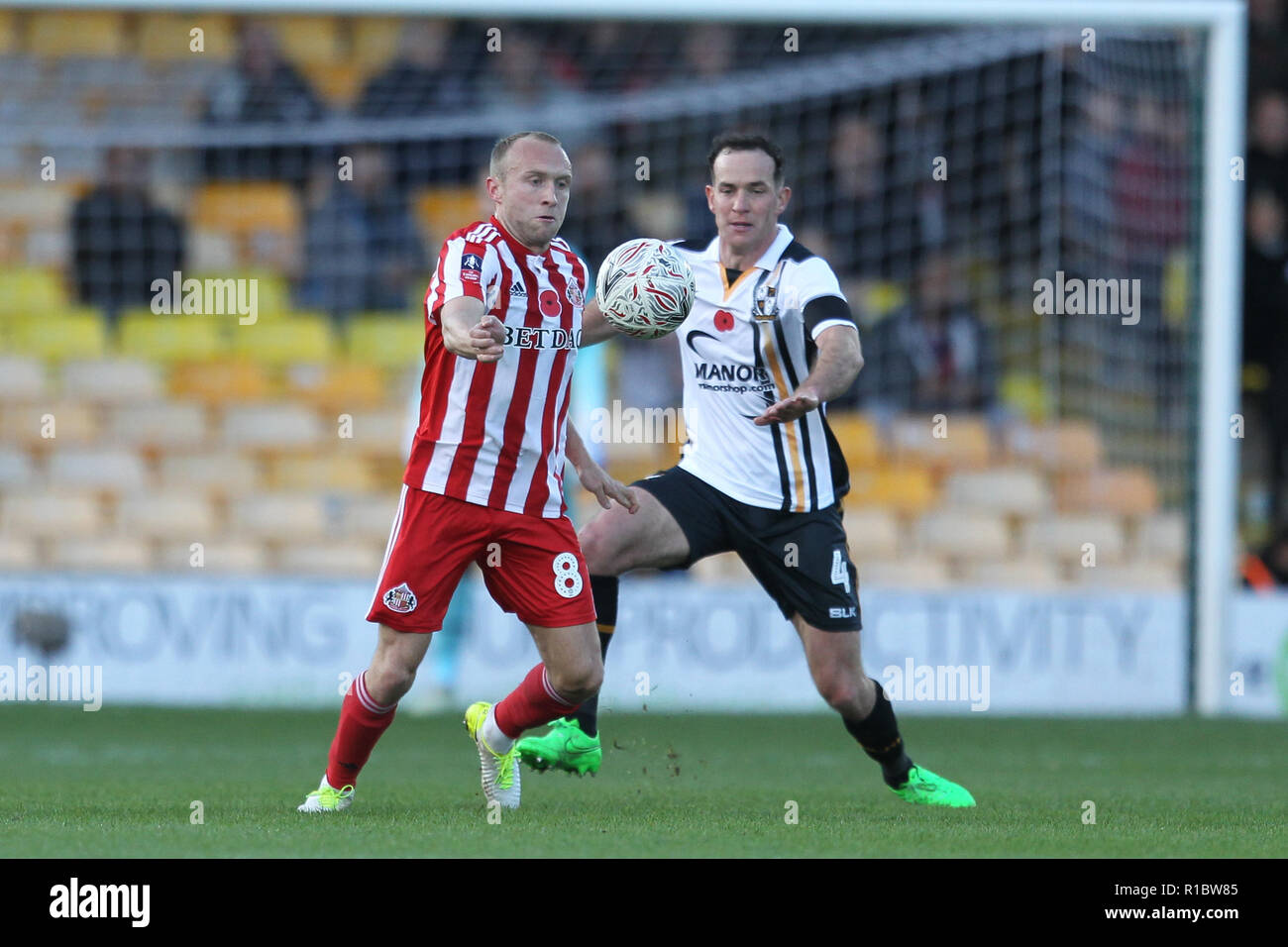 Burslem (Staffordshire, Royaume-Uni. 11Th Nov 2018. Port Vale terrain Luc Joyce (4 défis) le milieu de terrain de Sunderland Dylan McGeouch (8) au cours de la FA Cup le premier match entre le port Vale et Sunderland à Burslem, Vale Park, en Angleterre, le 11 novembre 2018. Photo par Jurek Biegus. Usage éditorial uniquement, licence requise pour un usage commercial. Aucune utilisation de pari, de jeux ou d'un seul club/ligue/dvd publications. Credit : UK Sports Photos Ltd/Alamy Live News Banque D'Images