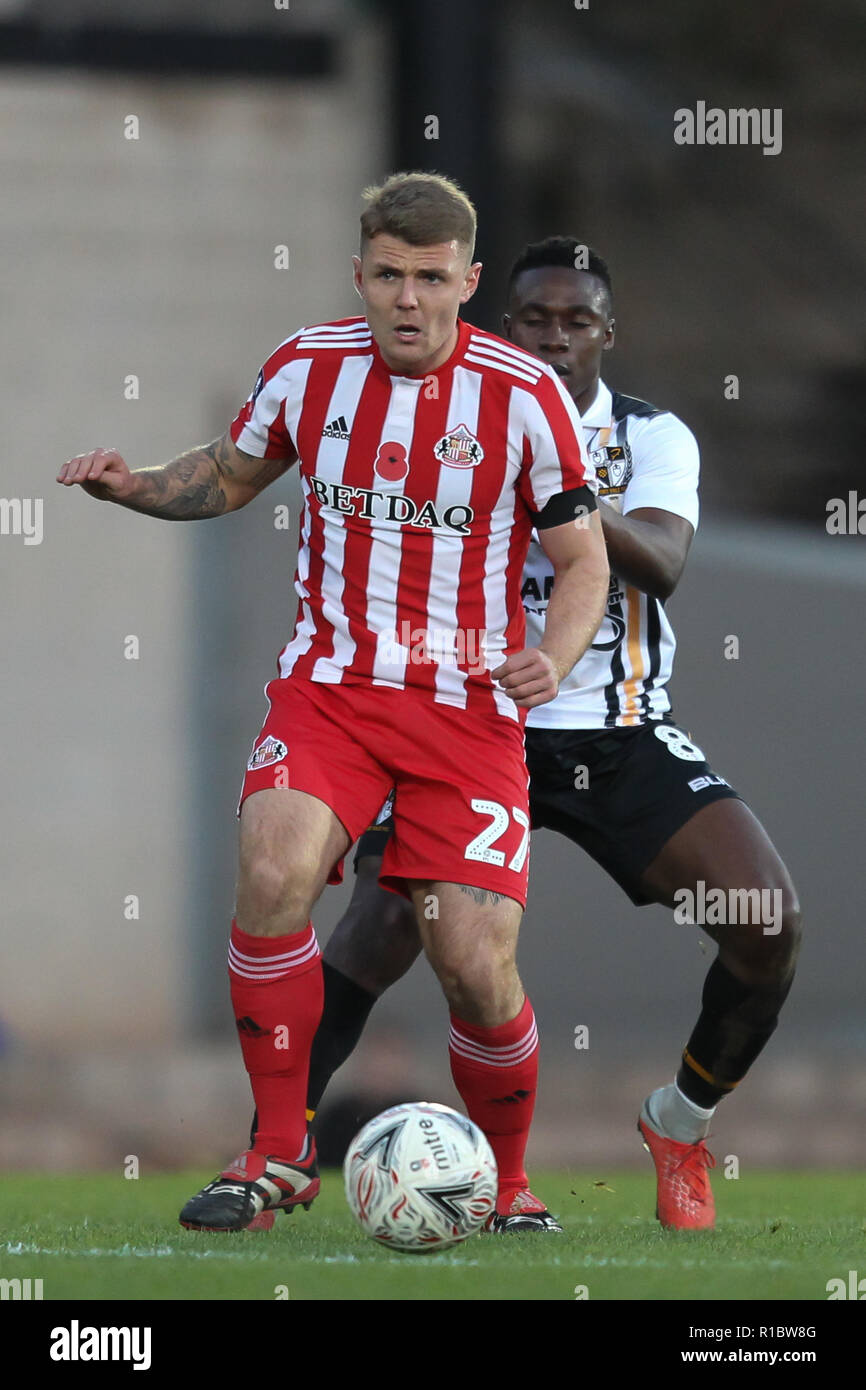 Burslem (Staffordshire, Royaume-Uni. 11Th Nov 2018. Le milieu de terrain de Sunderland Max Power (27) le ballon de Port Vale terrain Emmanuel Oyeleke (8) au cours de la FA Cup le premier match entre le port Vale et Sunderland à Burslem, Vale Park, en Angleterre, le 11 novembre 2018. Photo par Jurek Biegus. Usage éditorial uniquement, licence requise pour un usage commercial. Aucune utilisation de pari, de jeux ou d'un seul club/ligue/dvd publications. Credit : UK Sports Photos Ltd/Alamy Live News Banque D'Images