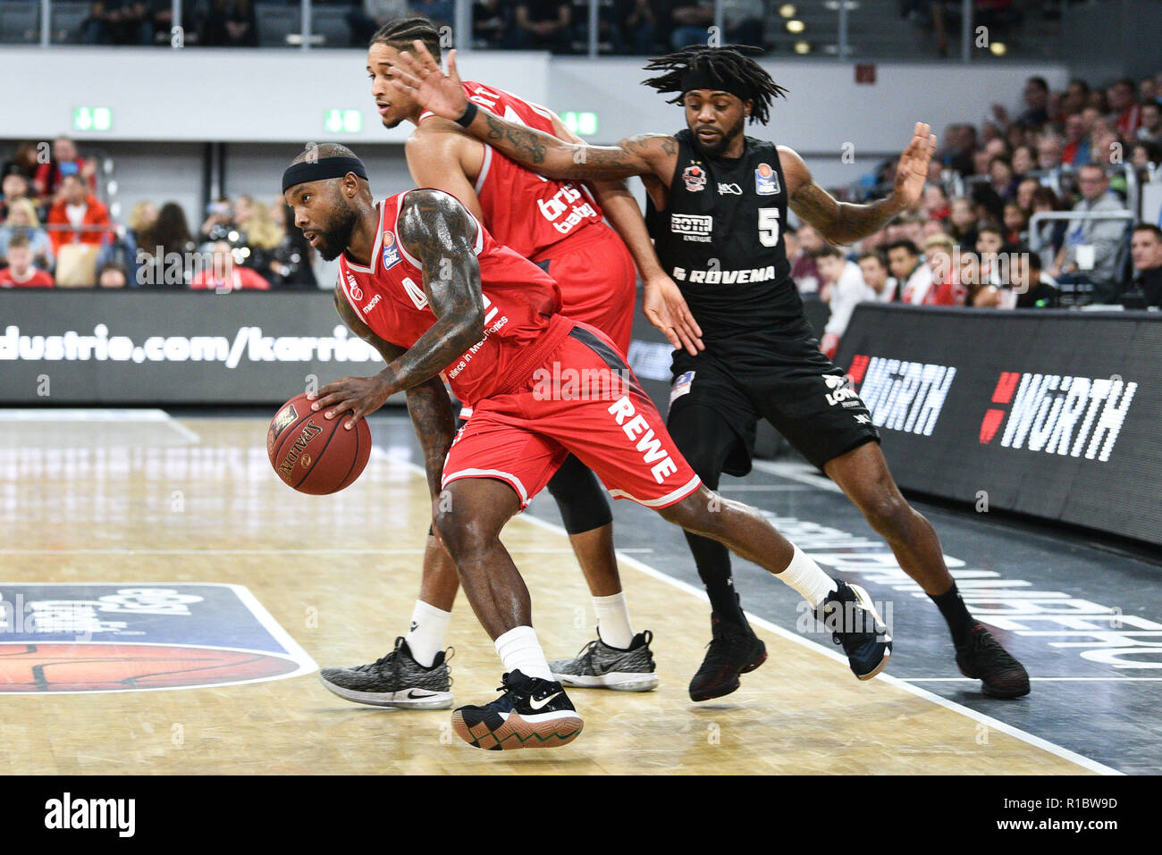 Bamberg, Allemagne. 11Th Nov, 2018. Basket-ball : Bundesliga, Brose Bamberg - Giessen 46ers, tour principal, 7e journée : Bambergs Tyrese Rice (l) et d'Augustine Rubit lutte avec Gießens Jeril Taylor (r) pour la balle. Bamberg défait Gießen avec 109:101 après les heures supplémentaires. Crédit : Nicolas Armer/dpa/Alamy Live News Banque D'Images