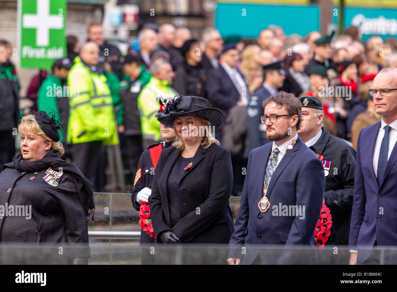 Cénotaphe, City Hall, Belfast, Irlande du Nord. 11Th Nov 2018. (L-R) Her Majesty's Lord Lieutenant of the County Borough de Belfast, Mme Fionnuala Jay-O'Boyle. Le secrétaire d'État à l'Irlande du Nord, le très honorable Karen Bradley MP. Le vice-maire de la ville de Belfast, Conseiller Emmet McDonough-Brown. À la onzième heure du onzième jour du onzième mois, les canons de la Première Guerre mondiale se sont tus. Aujourd'hui marque le 100e anniversaire de la fin de la Grande Guerre : Crédit Bonzo/Alamy Live News Banque D'Images