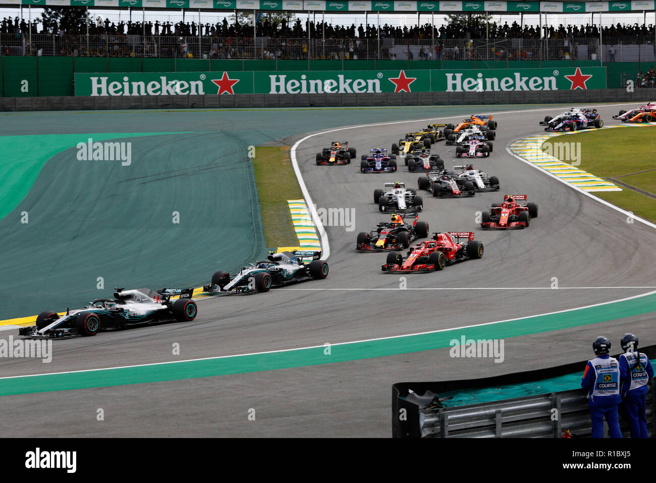 SÃO PAULO, SP - 11.11.2018 : GRANDE PRÊMIO DO BRASIL DE F'RMULA 1 2018 - Lewis Hamilton (GBR, Mercedes-AMG Petronas à l'équipe de Formule 1 fait le premier virage lors de la première Formule 1 2018 Grand Prix du Brésil, qui a eu lieu à l'Autodrome de Interlagos, à São Paulo, SP. (Photo : Rodolfo Buhrer/La/Fotoarena Imagem) Banque D'Images