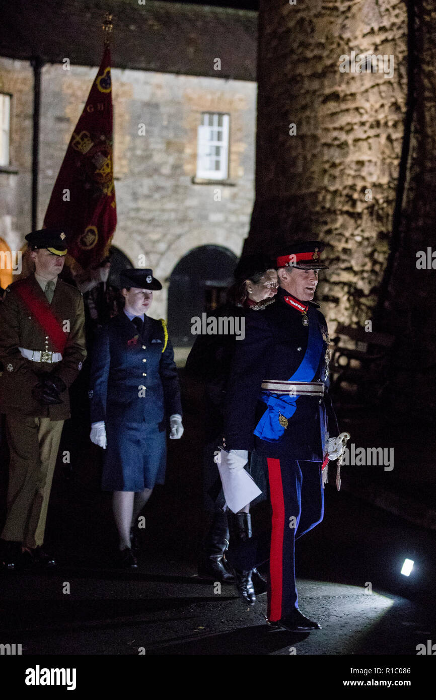 Le représentant de la reine, le Lord-Lieutenant pour le comté de Fermanagh, vicomte Brookeborough, arrive à l'aube d'un armistice cérémonie au Château d'Enniskillen Fermanagh en coopération, l'Irlande du Nord, sur le 100e anniversaire de la signature de l'Armistice qui a marqué la fin de la Première Guerre mondiale. Banque D'Images