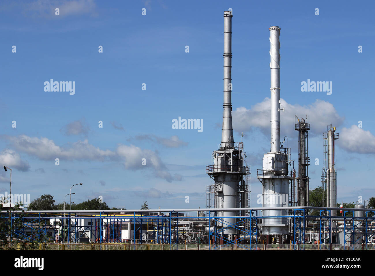Les cheminées de la raffinerie usine pétrochimique et l'industrie des pipelines pétroliers Banque D'Images