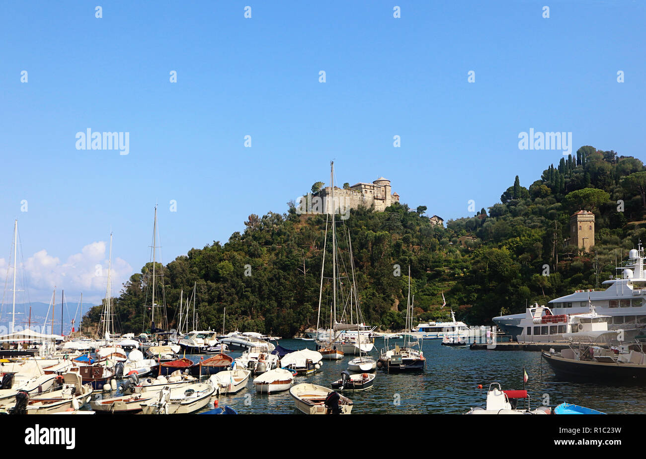 PORTOFINO, ITALIE - une vue sur la cité médiévale Château Brown, construit la défense des ports en 15ème siècle, qui domine la baie de Portofino Banque D'Images