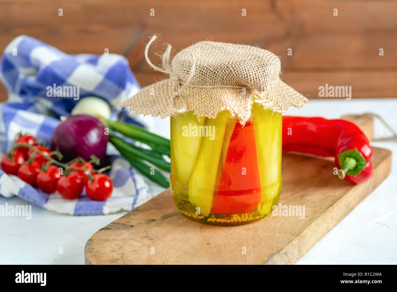 Pot de concombres et de paprika. Mariné et légumes en conserve des aliments. Banque D'Images