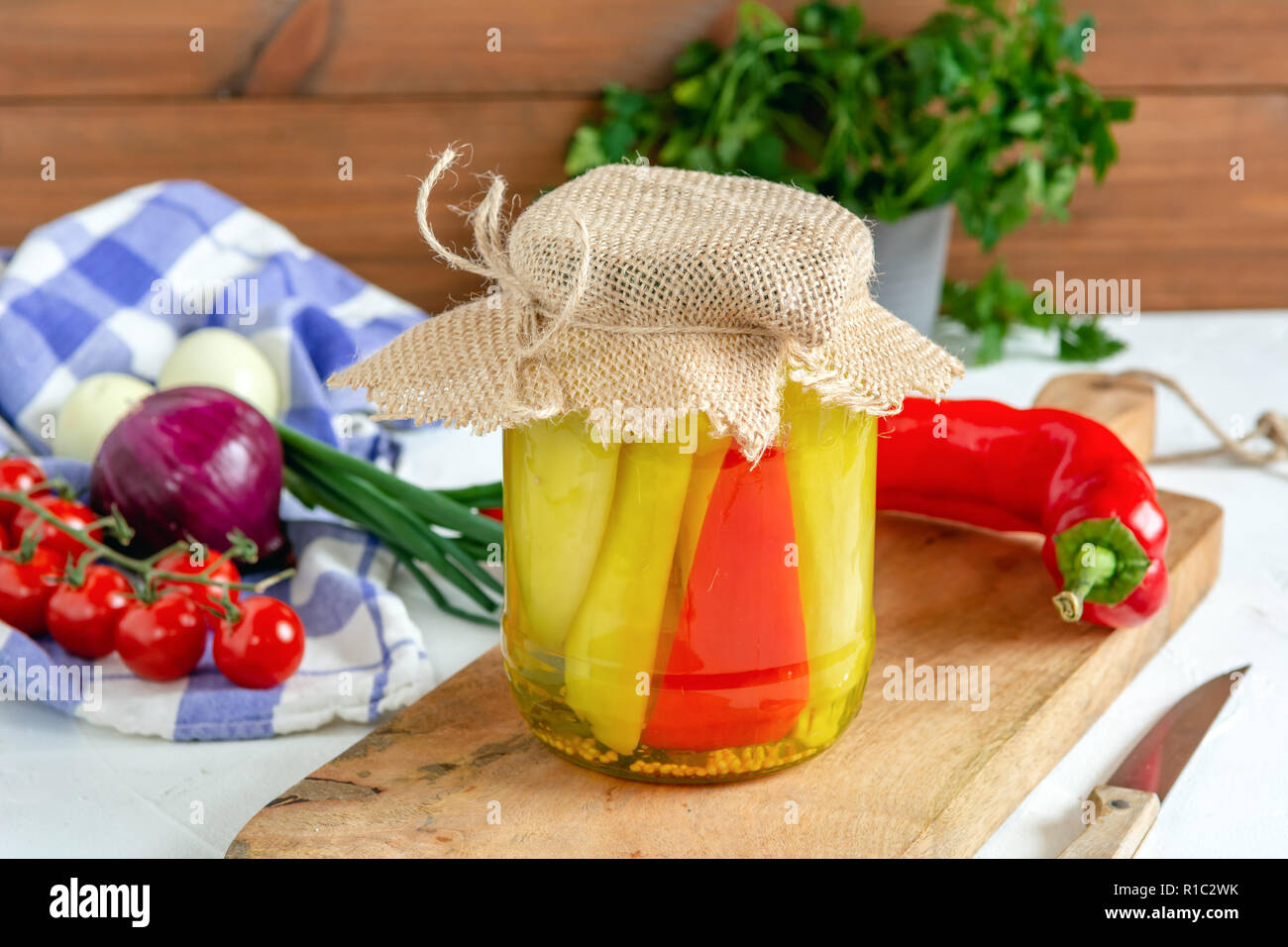 Pot de concombres et poivron rouge. Mariné et légumes en conserve des aliments. Banque D'Images