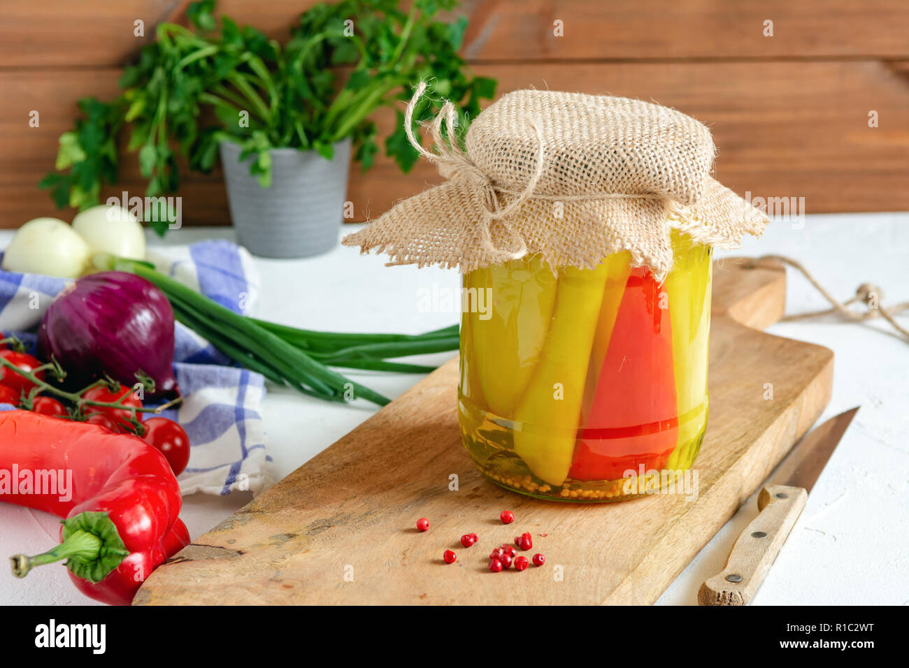Pot de concombres et poivron rouge. Mariné et légumes en conserve des aliments. Banque D'Images