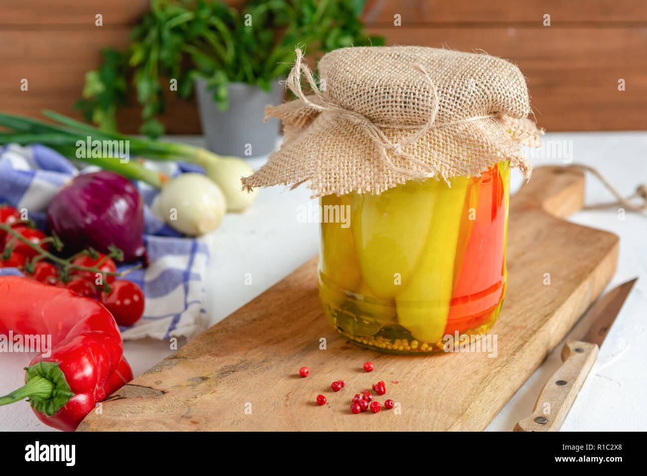 Pot de concombres et poivron rouge. Mariné et légumes en conserve des aliments. Banque D'Images