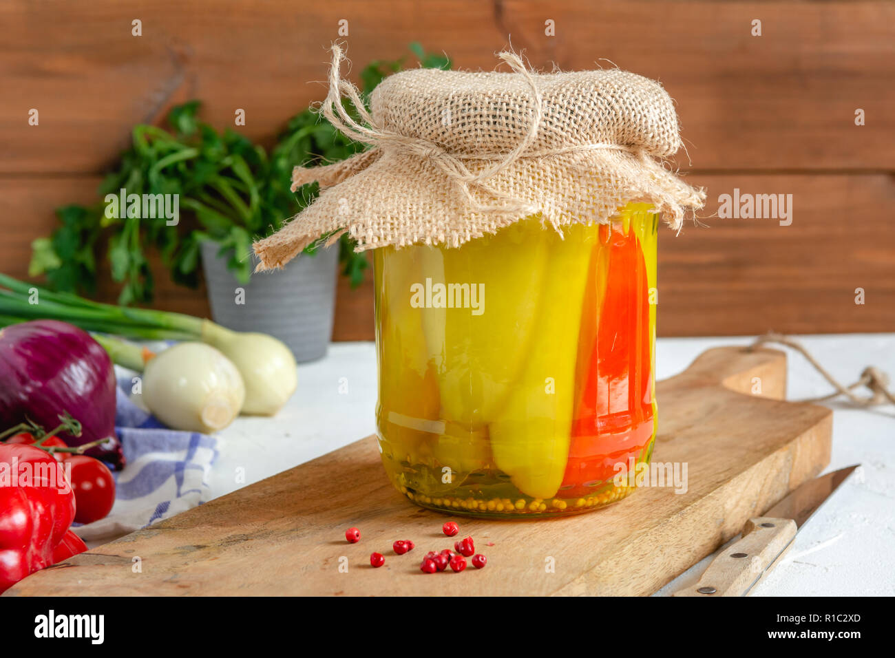 Pot de concombres et poivron rouge. Mariné et légumes en conserve des aliments. Banque D'Images