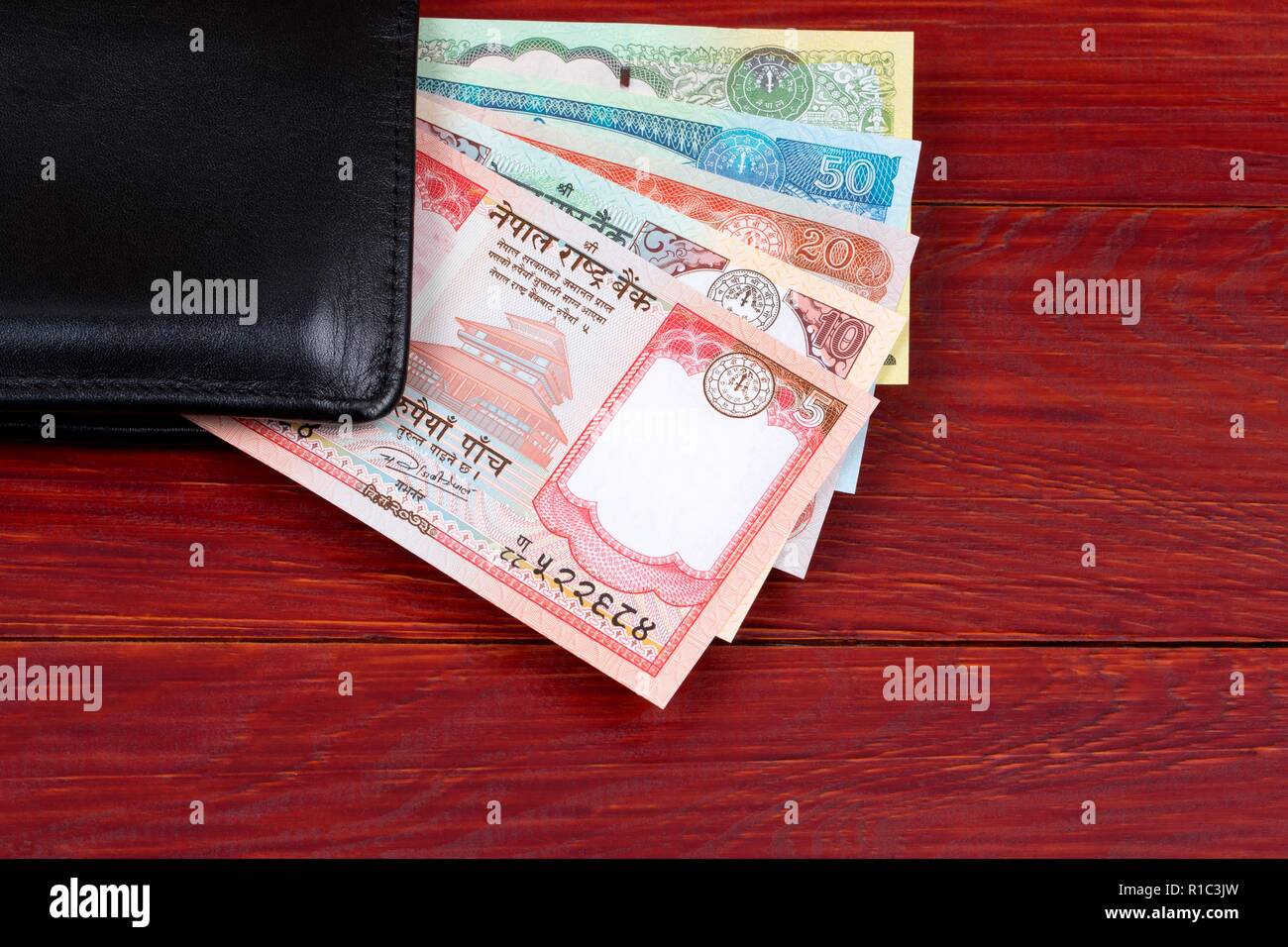 Dans l'argent népalais portefeuille noir Banque D'Images