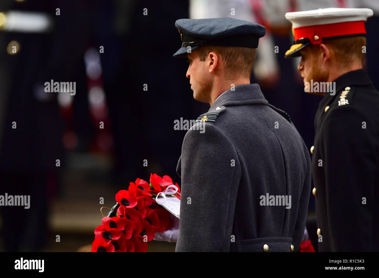 Le duc de Cambridge et le duc de Sussex durant la cérémonie du service au Cénotaphe de Whitehall memorial, le centre de Londres, sur le 100e anniversaire de la signature de l'Armistice qui a marqué la fin de la Première Guerre mondiale. Banque D'Images