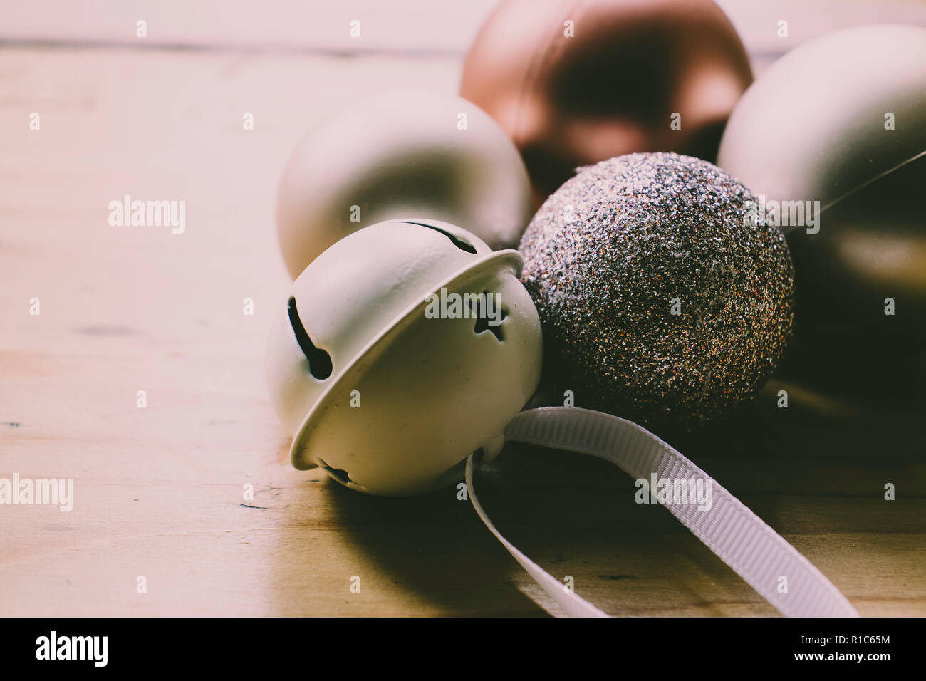 Une sélection de boules d'or rose et d'un jingle bell blanc Banque D'Images