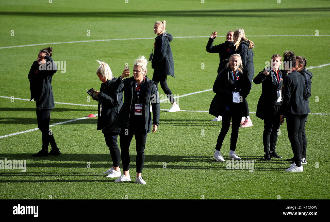 Inspecter l'Angleterre le terrain au cours de la Women's International match amical au stade de New York AESSEAL, Rotherham. Banque D'Images