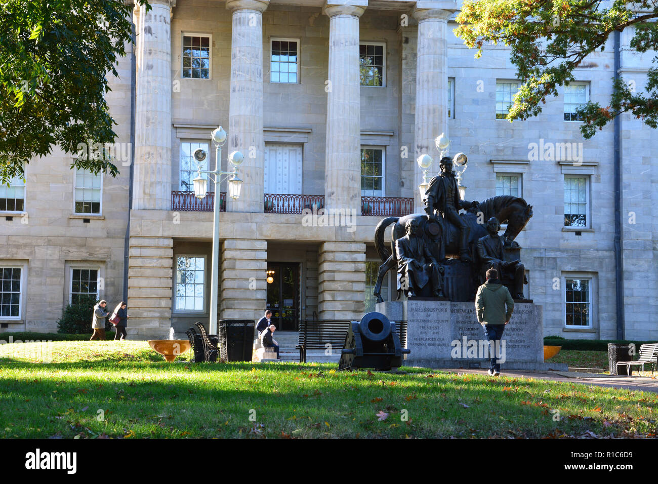 Les trois Présidents présidents Johnson, Monument montrant Jackson et Polk en dehors de la capitale historique de Raleigh en Caroline du Nord. Banque D'Images