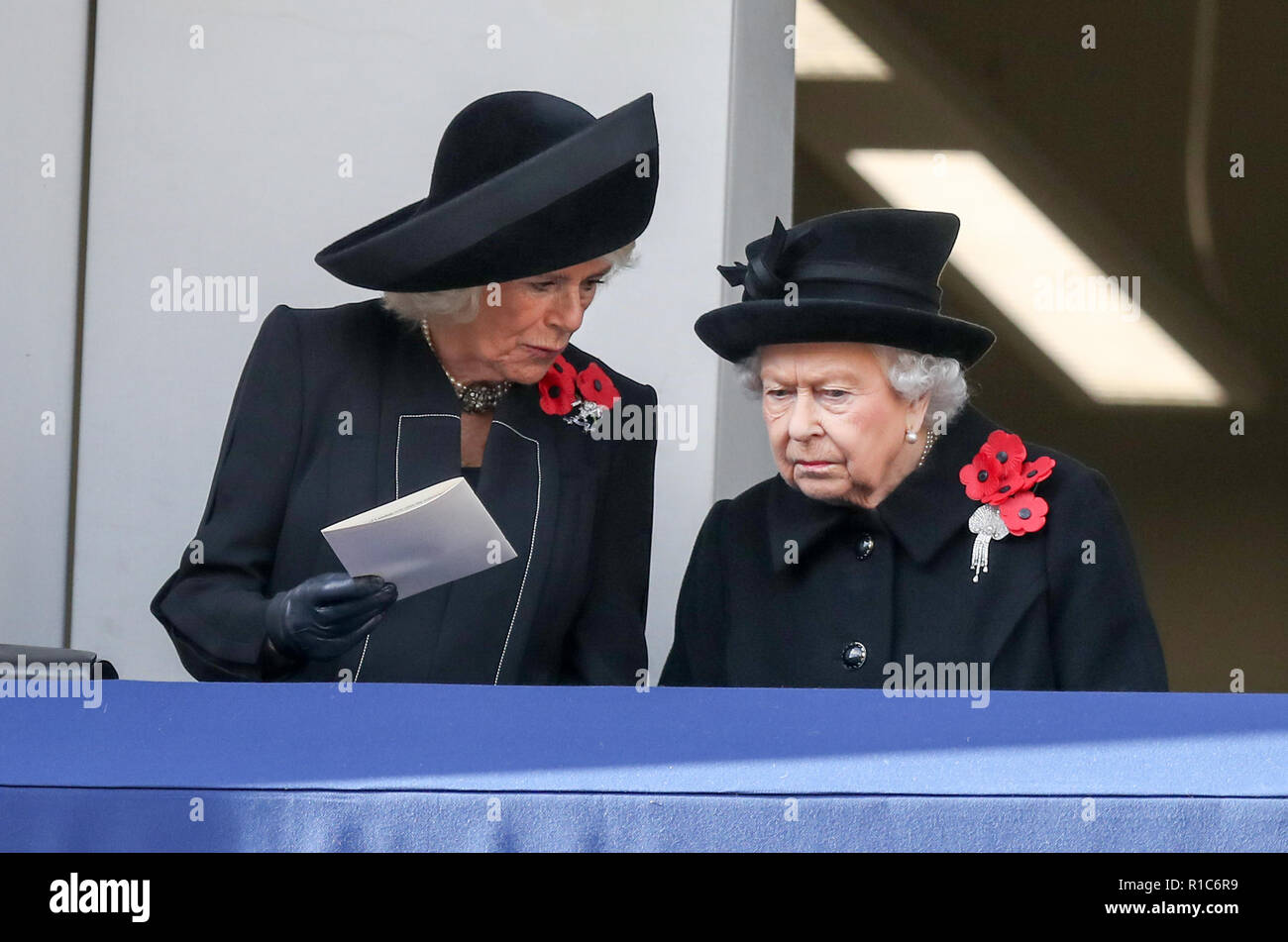 La duchesse de Cornouailles et de la reine Elizabeth II sur un balcon pendant la cérémonie du souvenir au Monument commémoratif de Memorial à Whitehall, Londres, sur le 100e anniversaire de la signature de l'Armistice qui a marqué la fin de la Première Guerre mondiale. Banque D'Images