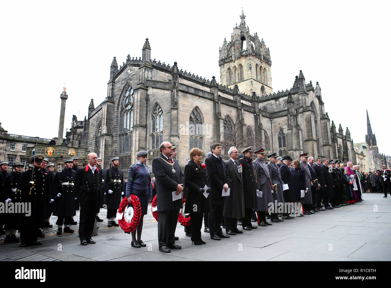 Dignitaires dont (rangée avant, de gauche à droite) Edinburgh Lord Provost Frank Ross, Premier Ministre Nicola Sturgeon, président du parlement écossais Ken Macintosh et avocat général Seigneur vif au cours d'une cérémonie à la City Chambers, Édimbourg, sur le 100e anniversaire de la signature de l'Armistice qui a marqué la fin de la Première Guerre mondiale. Banque D'Images