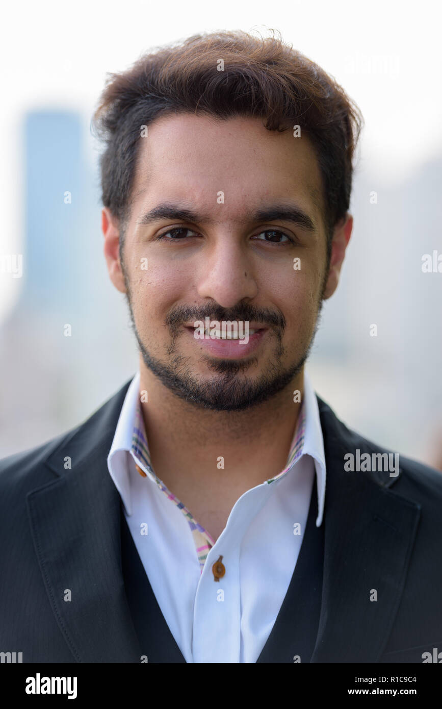 Face à de jeunes professionnels Indian businessman smiling outdoors dans le c Banque D'Images