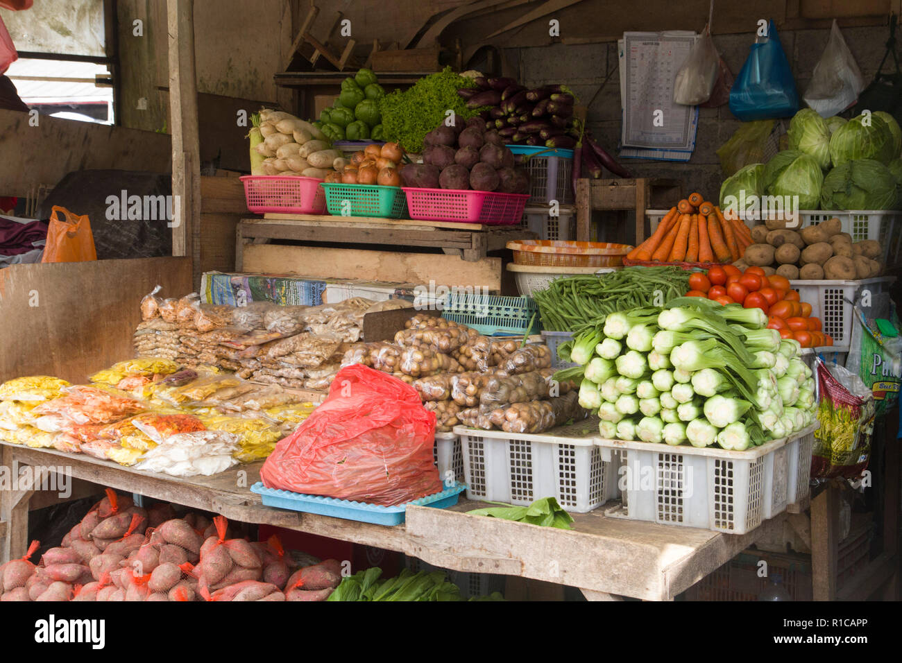 Différents types de légumes frais sur une échoppe de marché en Indonésie Banque D'Images