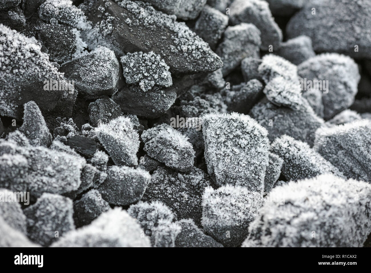 Un tas de charbon couvert de gros cristaux de givre. Banque D'Images