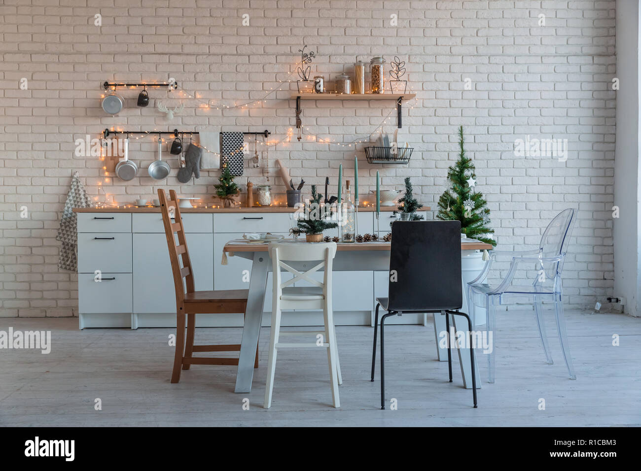 Cuisine avec éclairage intérieur décor de Noël et arbre Banque D'Images