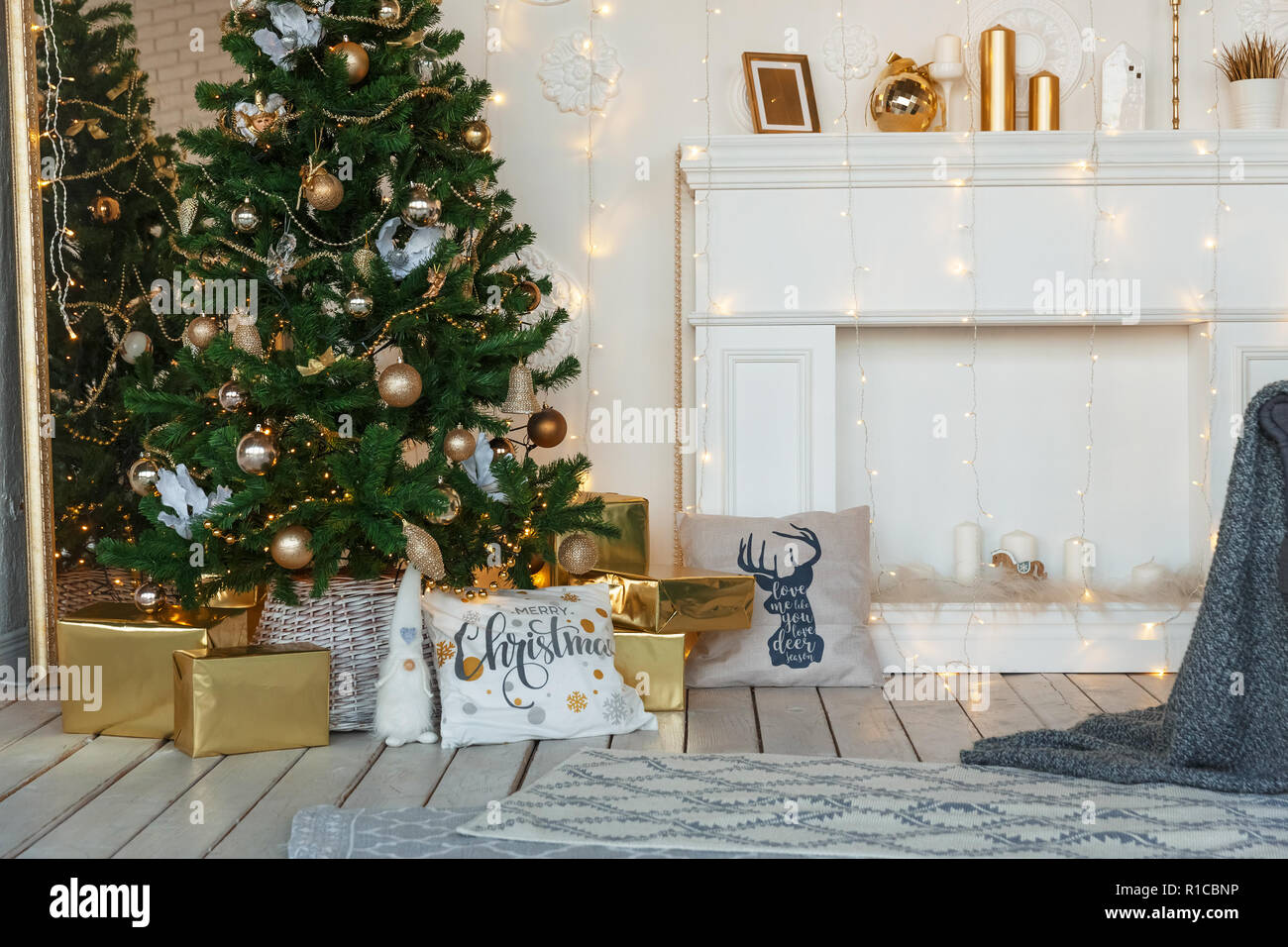 Chambre blanche décorée pour Noël et Nouvel An Banque D'Images