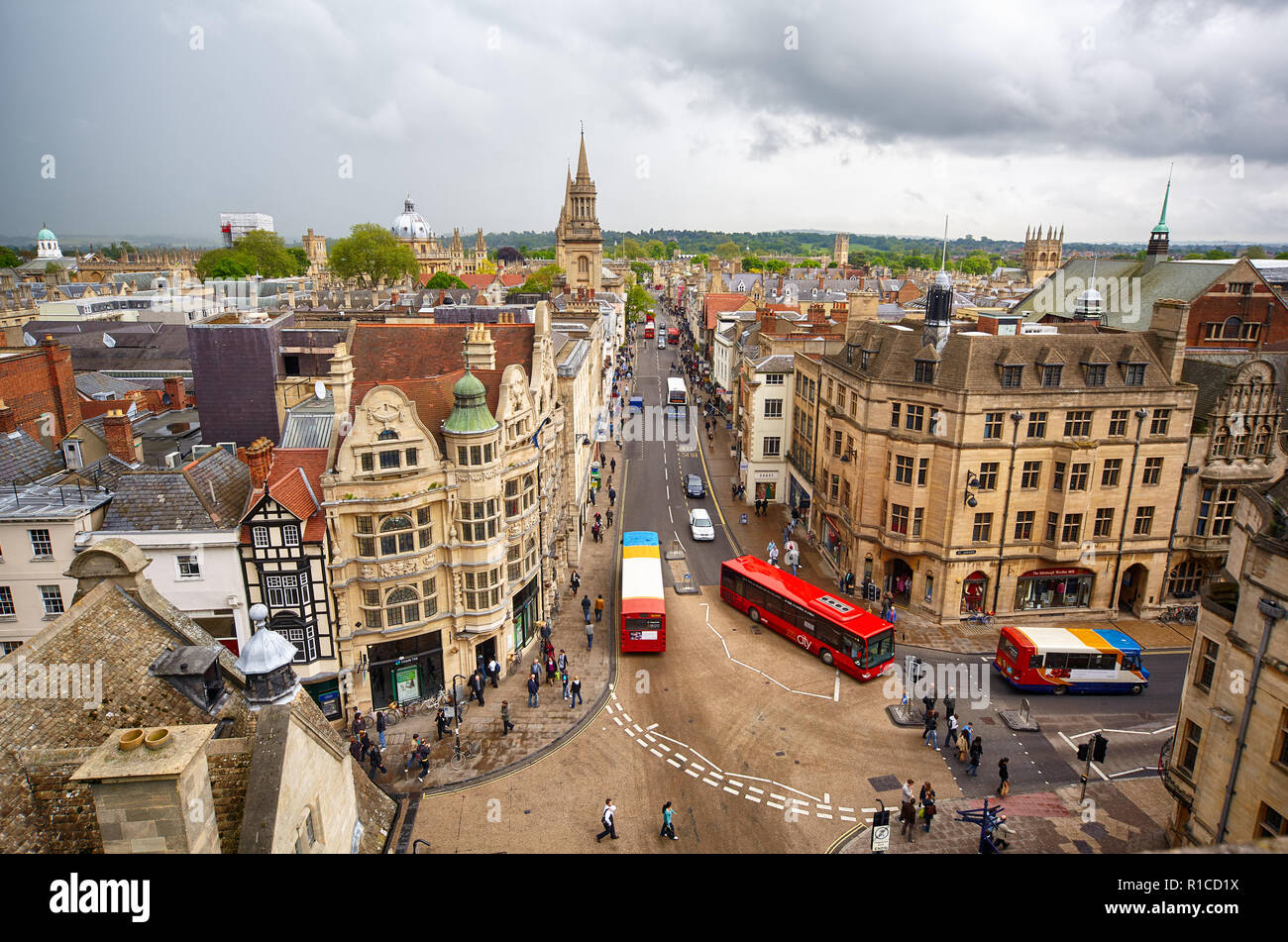 OXFORD, ANGLETERRE - 15 MAI 2009 : La vue de la tour Carfax au carrefour de St Aldate's, Cornmarket, Queen et des rues principales qui est considérée comme Banque D'Images